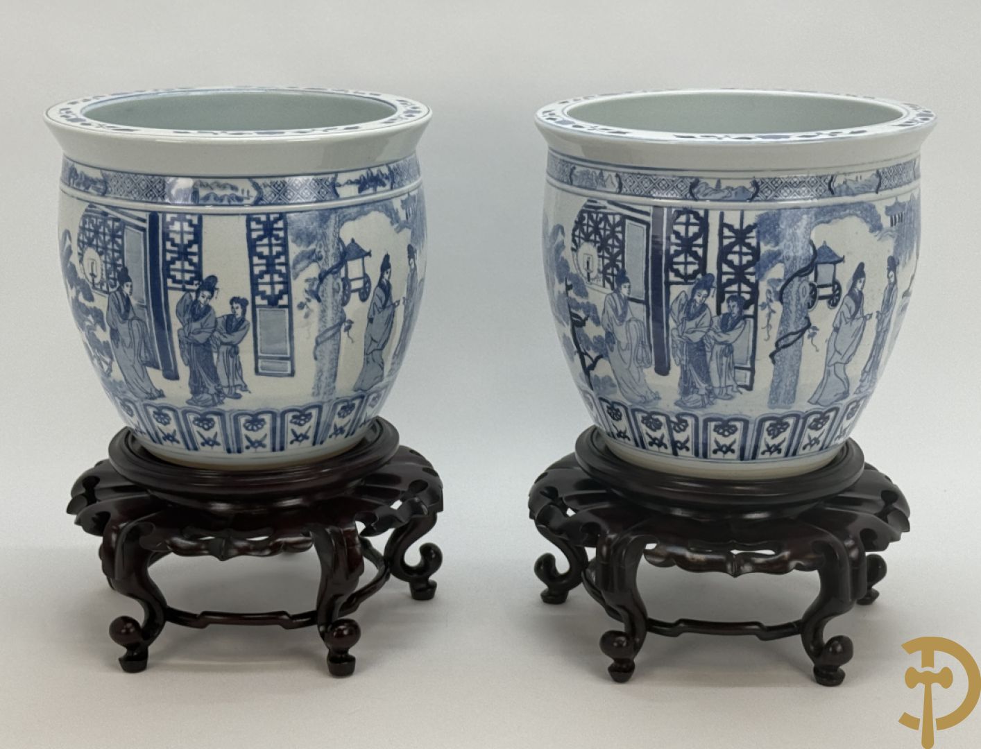 Twee blauw/witte cachepots met geanimeerd landschapsdecor op houten sokkels