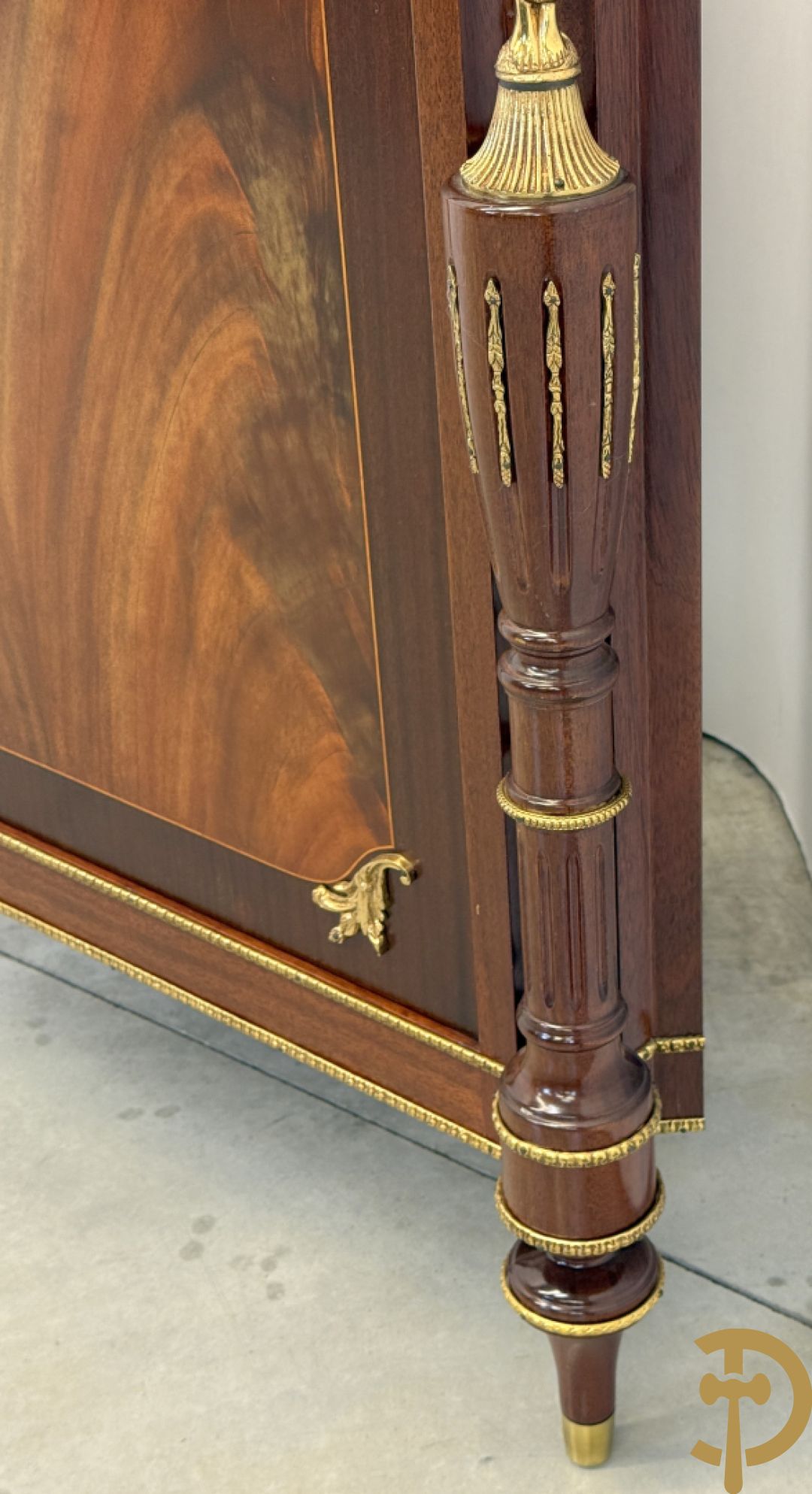 Notelaren hoekkast bekroond met dame, zijdelings met ballusters - met wit marmeren blad