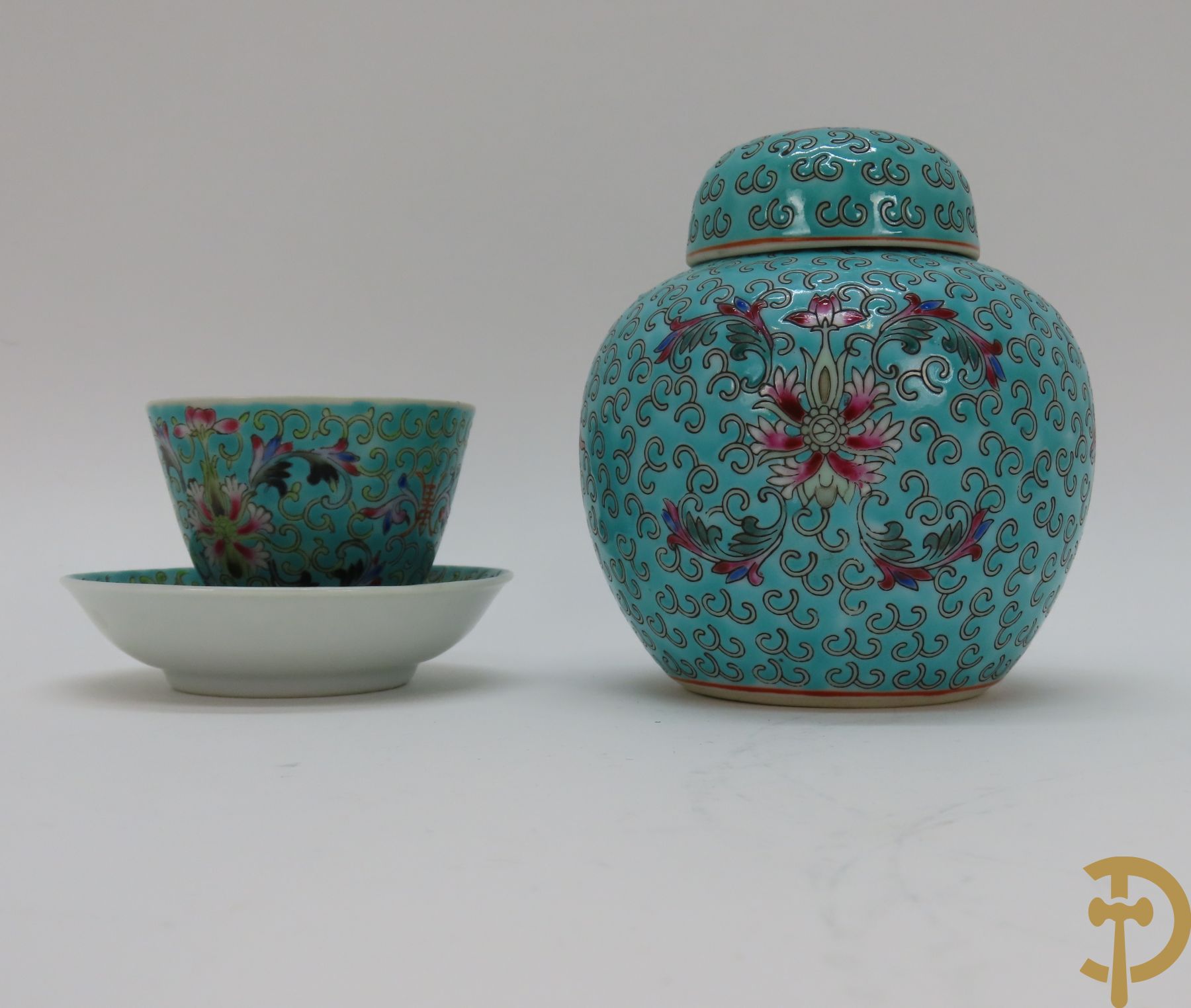 Celadon bloemenschaal, porseleinen Kanton vaasje, kopje en schotel in Chinees porselein, 2 paar cloisoné vaasjes, bronzen zittende boedha, paar boedha
