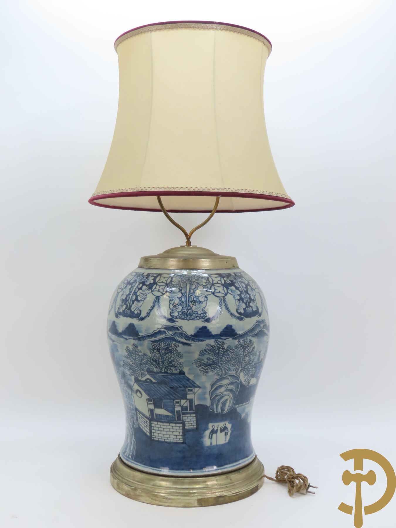 Chinese porseleinen potiche omgebouwd als lampadaire met geanimeerd landschapsdecor