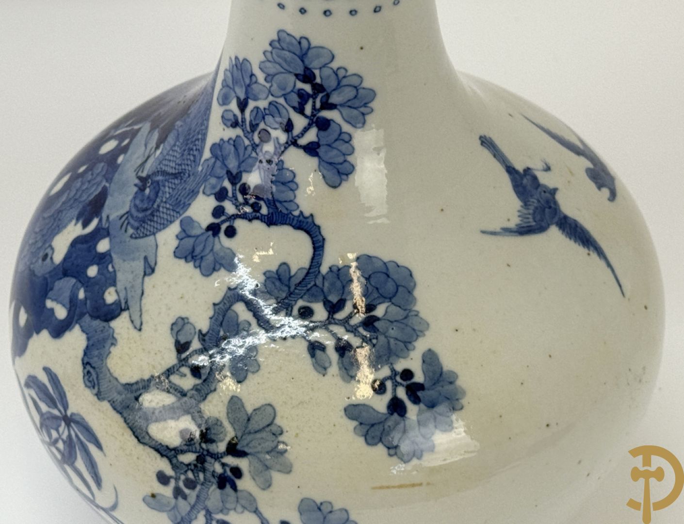 Chinese blauw/witte porseleinen kalebasvormige vaas met bloemen- en vogeldecor, onderaan gemerkt