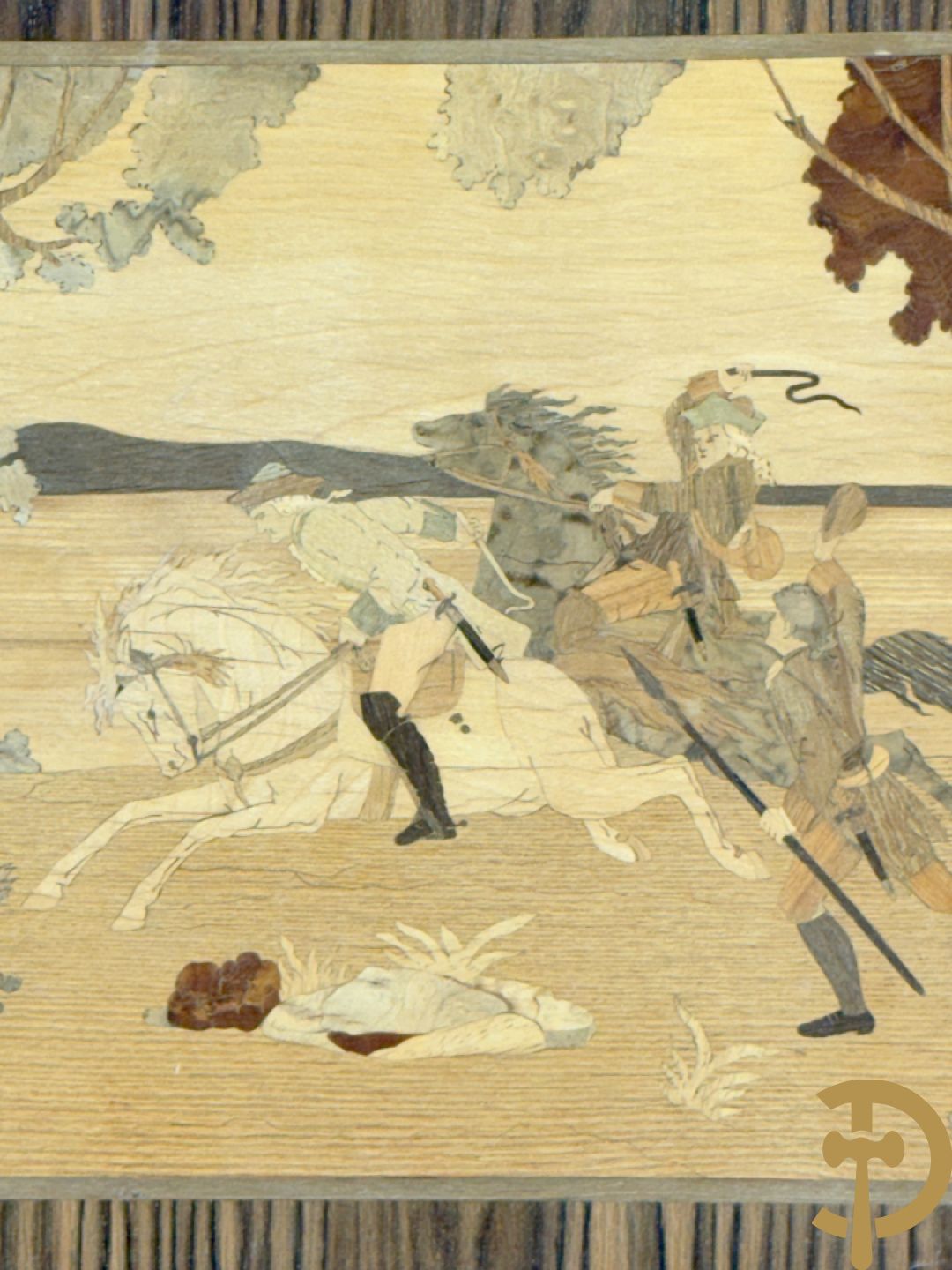 Gemarketteerde jachtscène met honden en paarden in houtsnijwerk