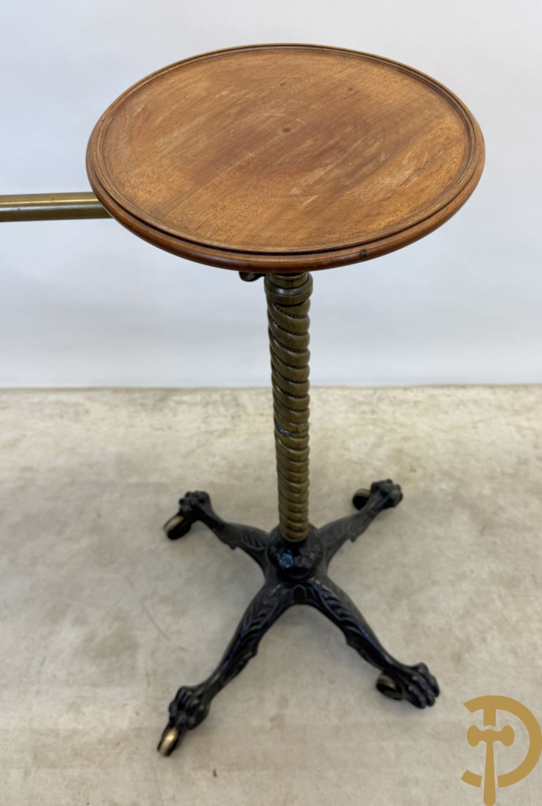 Leesstandaard met verstelbare boekhouder en zijdelings omhoog verplaatsbaar bijzettafeltje voor thee op gietijzeren draaibare voet, rond 1900 gemerkt J . CARTER - North