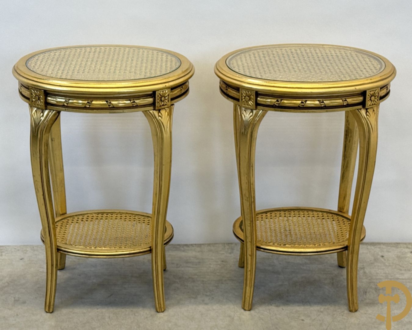 Paar vergulde Louis XVI bijzettafeltjes met cannage op voluutvormige poten