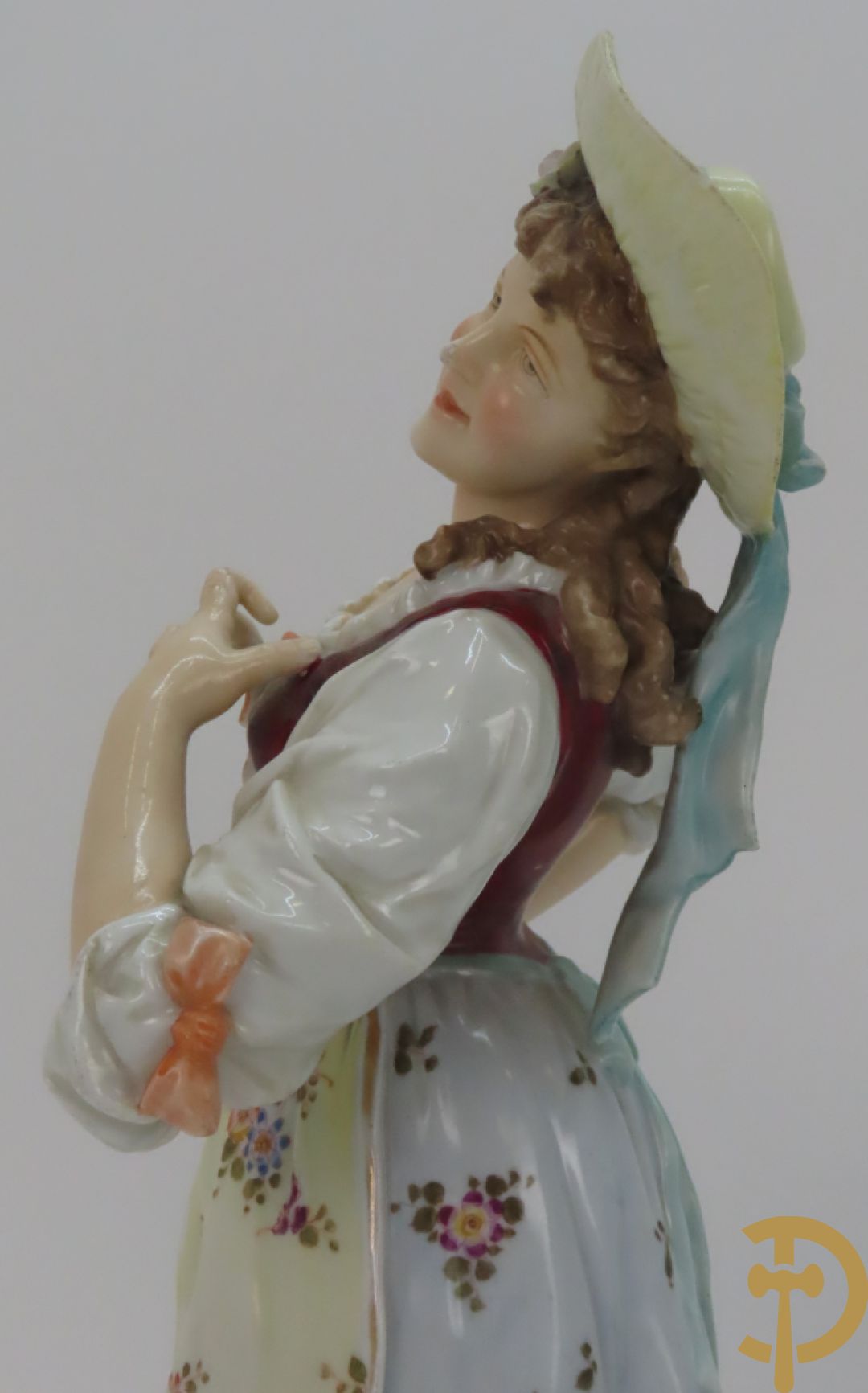 Paar meerkleurige porseleinen beelden van romantisch koppel , onderaan gemerkt