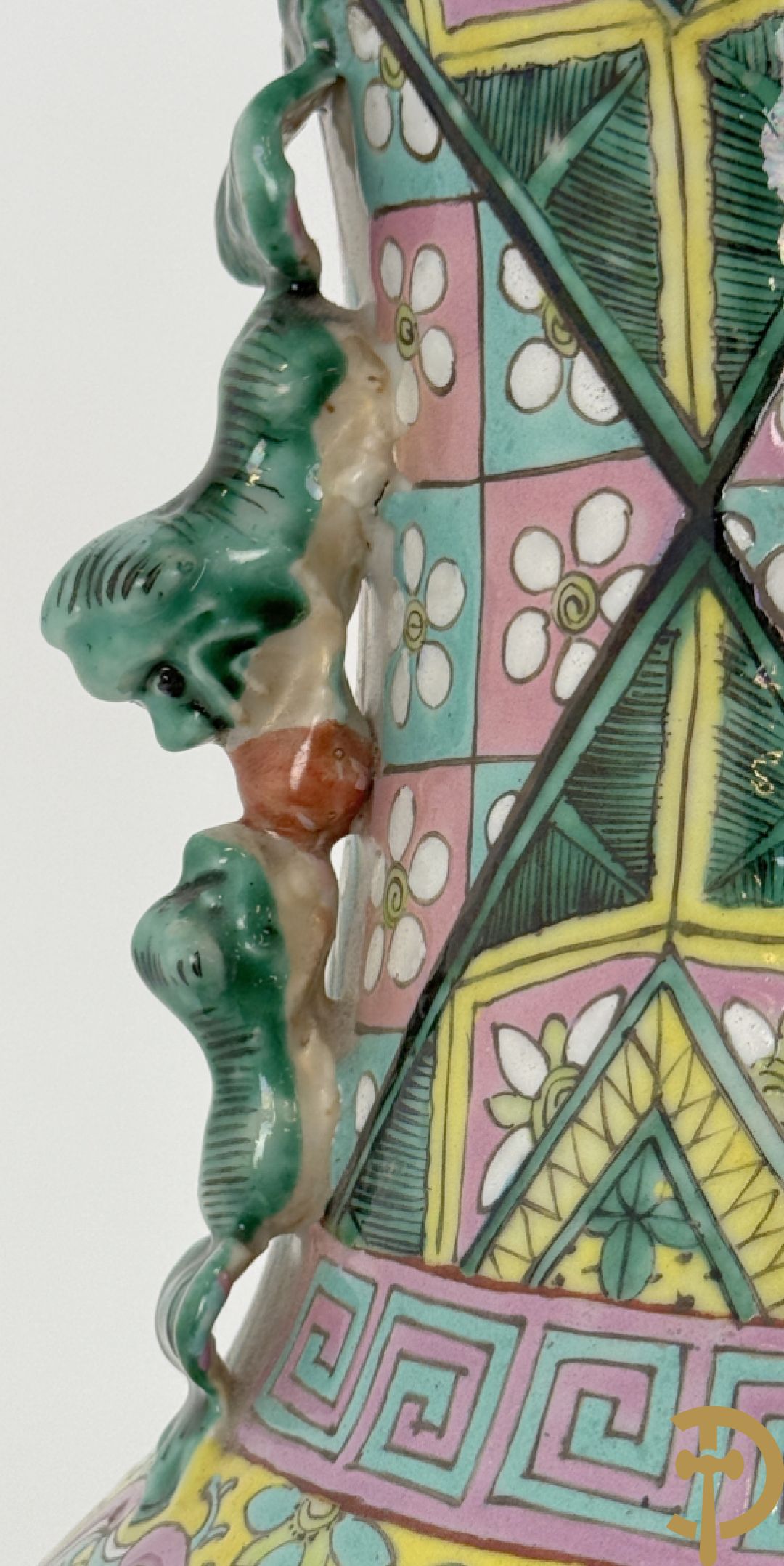 Chinese porseleinen vaas met ruitvormen en geometrische patronen, bovenaan met fo honden bezet