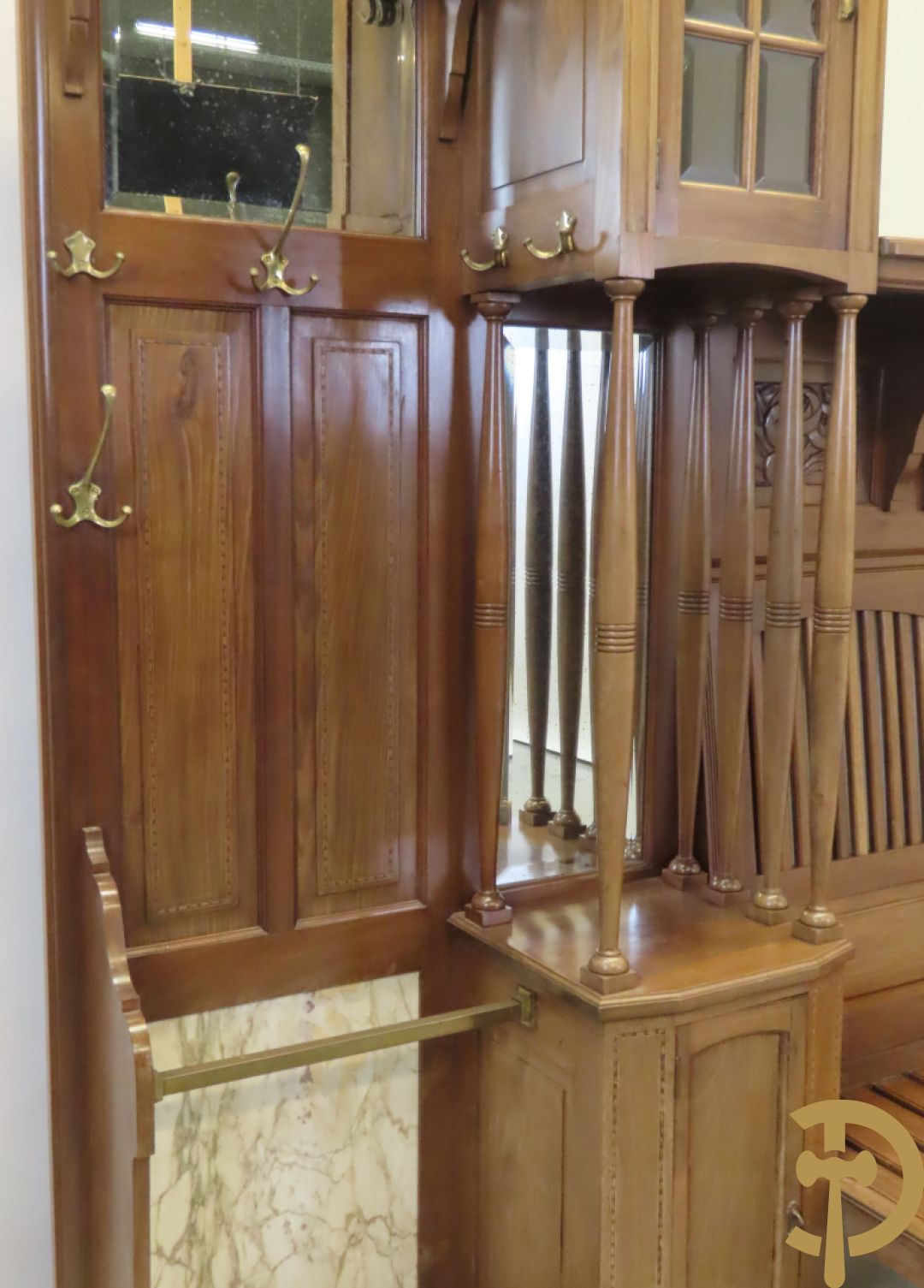 Notelaren Art Deco bank met étagère en paraplustaanders - centraal met spiegel