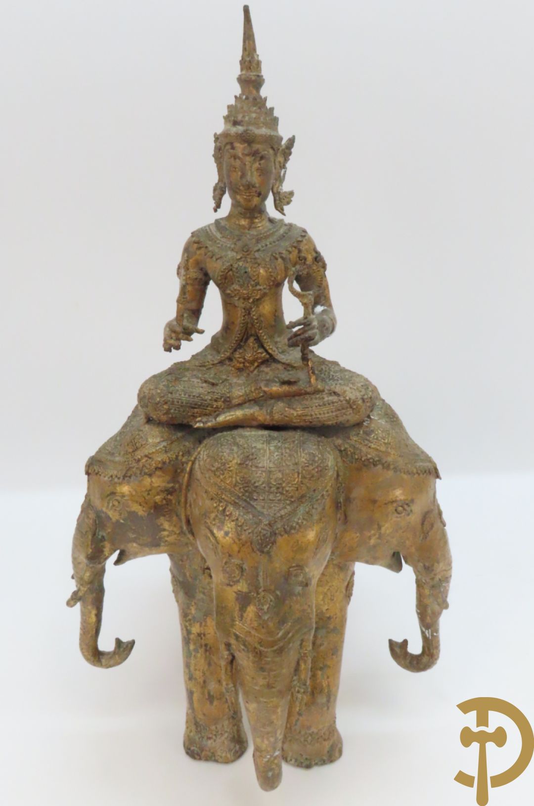 Orientaalse kopersculptuur van driekoppige olifant met boedhisatsvat + koperen boedhistische figuur met snaarinstrument