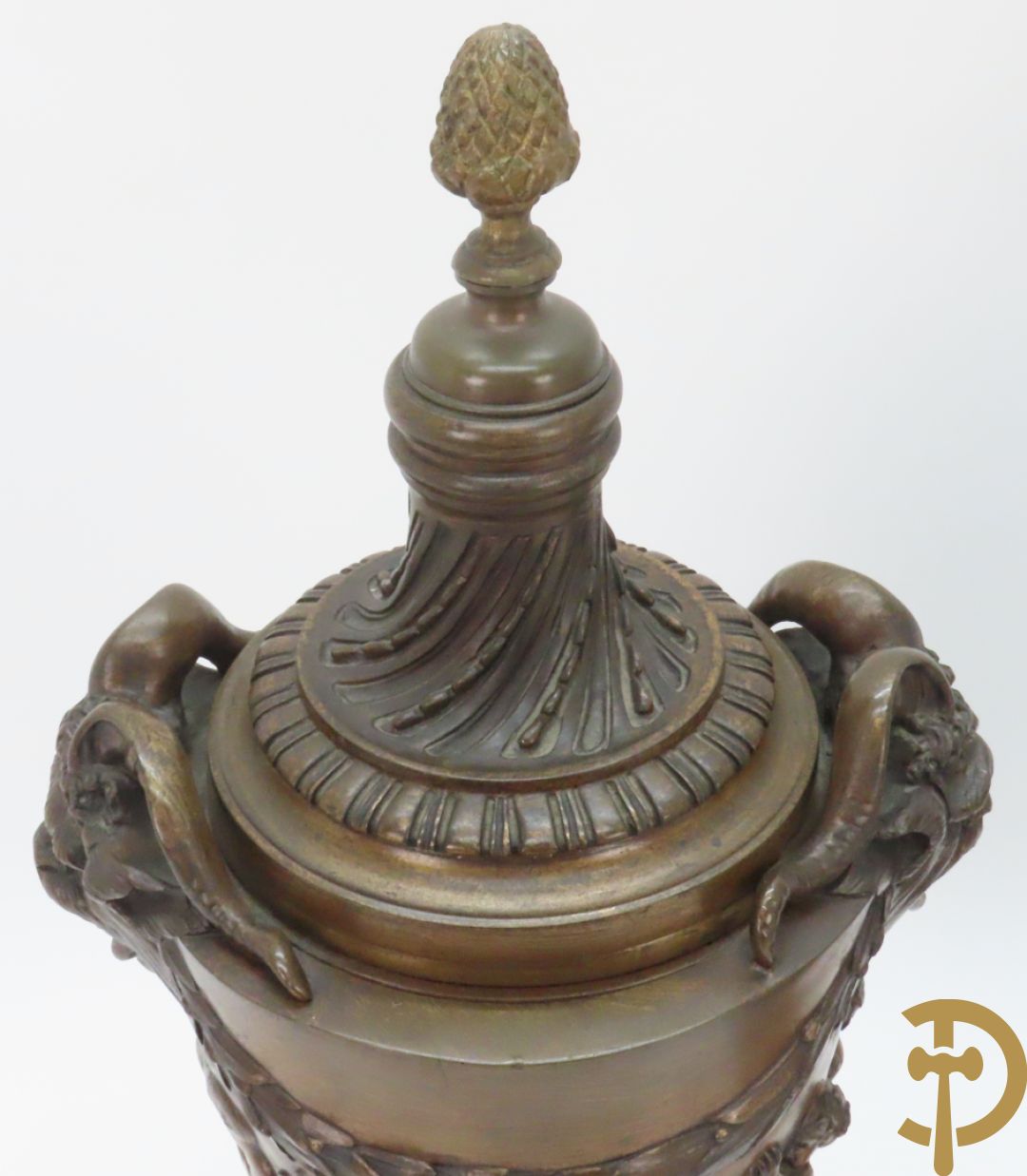 Paar bronzen cassolettes omgeven door dansende cupido