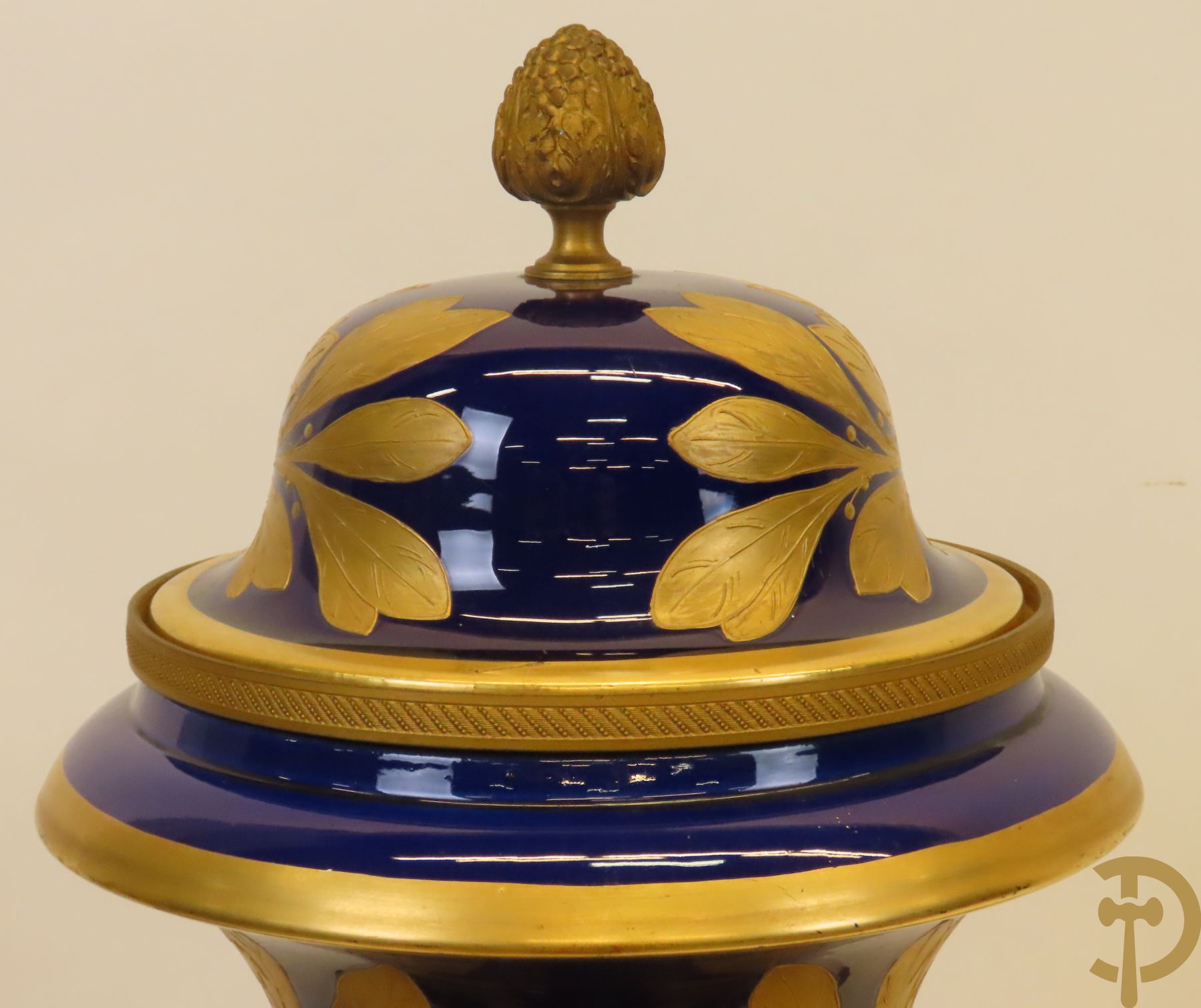 Grote porseleinen Sèvres vaas met dubbel decor van cavalerie, slagveldtaferelen en zicht op kasteel, DESPREZ H. getekend in het decor - bovenaan met verguld decor en zijdelings met bronzen oren en accanthusranken - deksel met Sèvres merkteken - op vierkante bronzen sokkel met klauwepoten