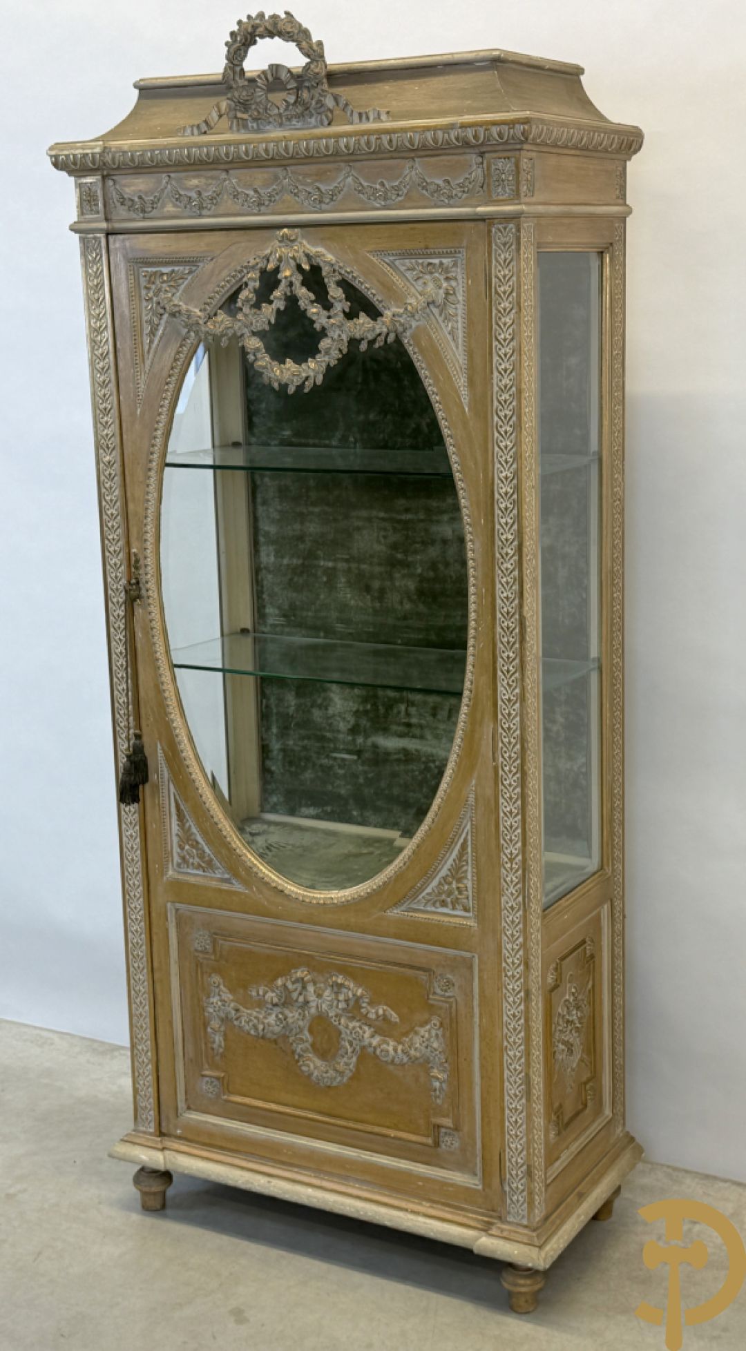 Vergulde ééndeursvitrine met geslepen ruiten, guirlandes en rocailles, bovenaan bekroond met bloemenkrans, Louis XVI stijl