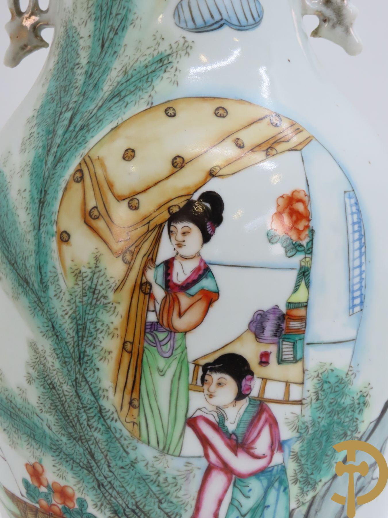 Chinese porseleinen vaas met damesdecor in landschap + Chinese dekselpotiche met decor van kinderen in landschap + dekselpotiche met blauw/wit decor met personages in landschap