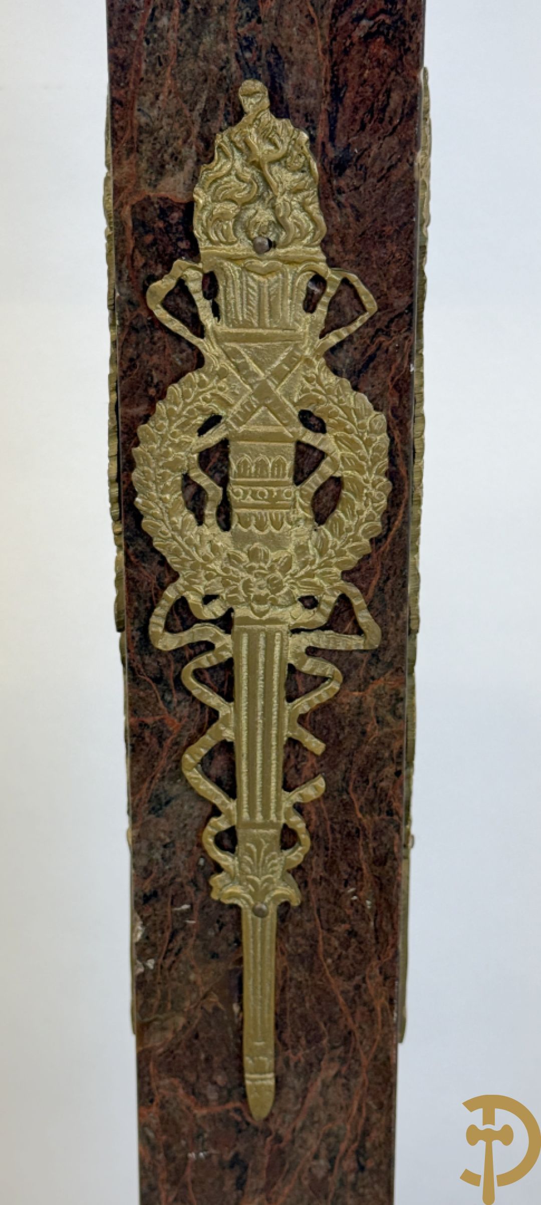 Bruin geaderde marmeren zuil met bronzen ornamenten