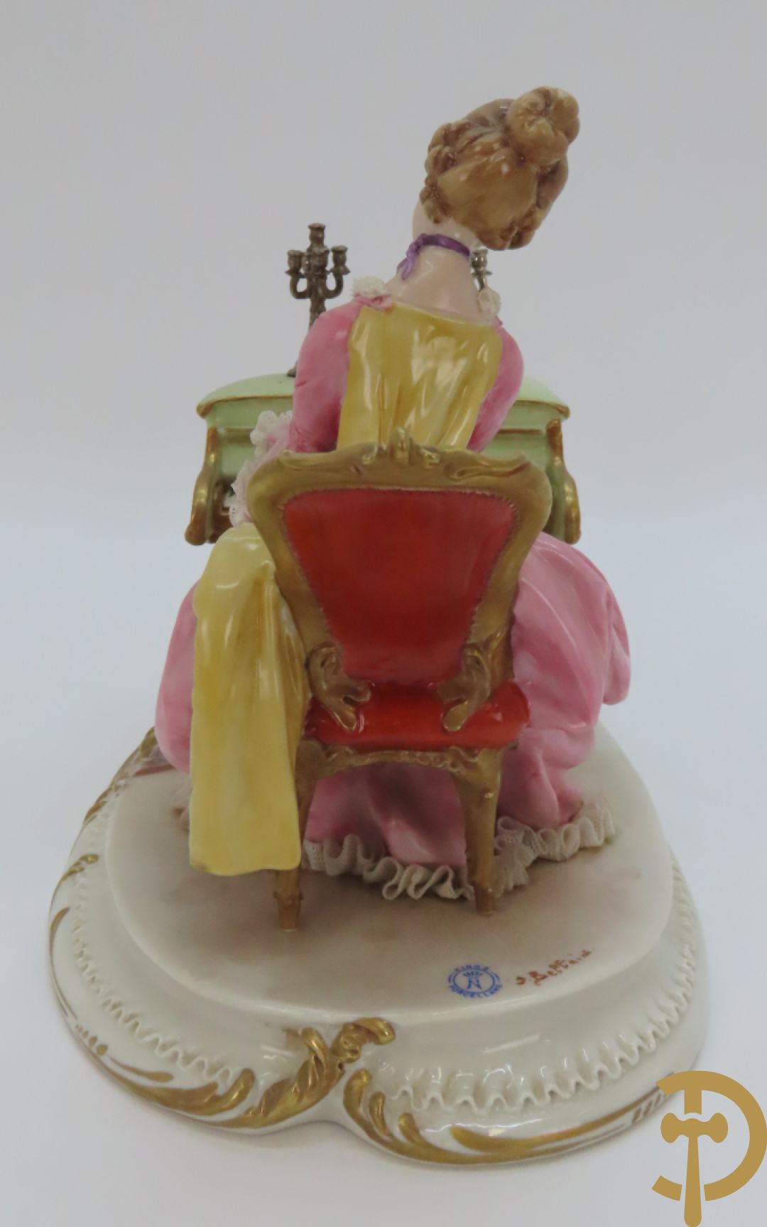 Drie porseleinen sierstukken 