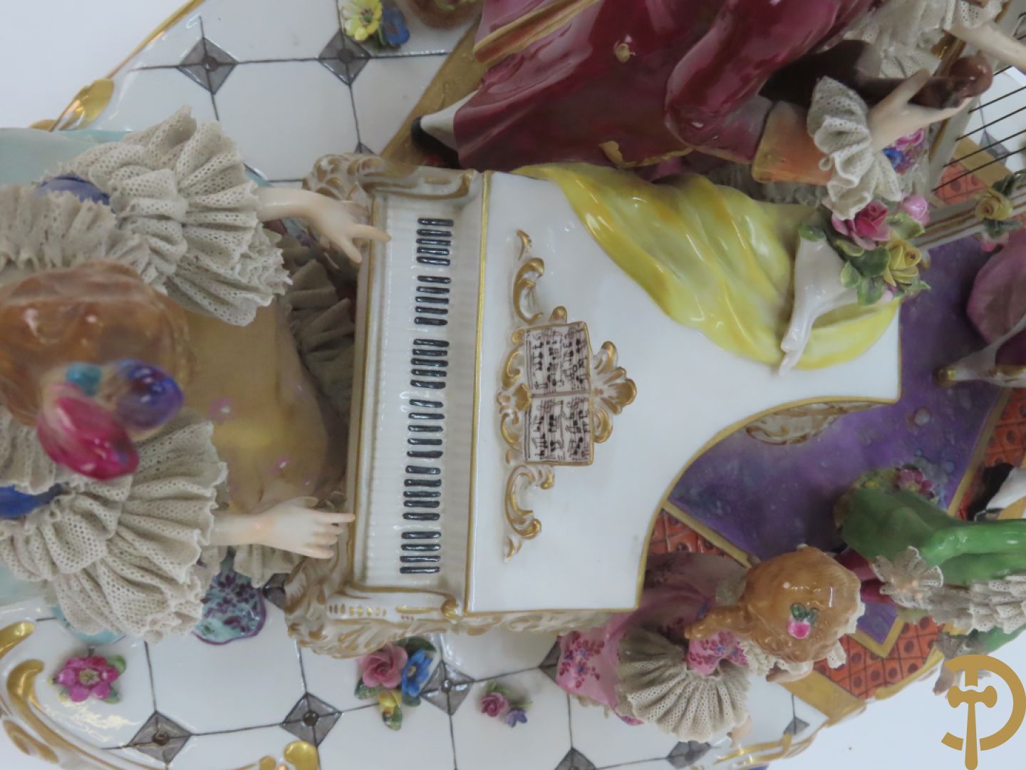 Grote gekleurde porseleinen geanimeerde groep met 7 muziekspelers