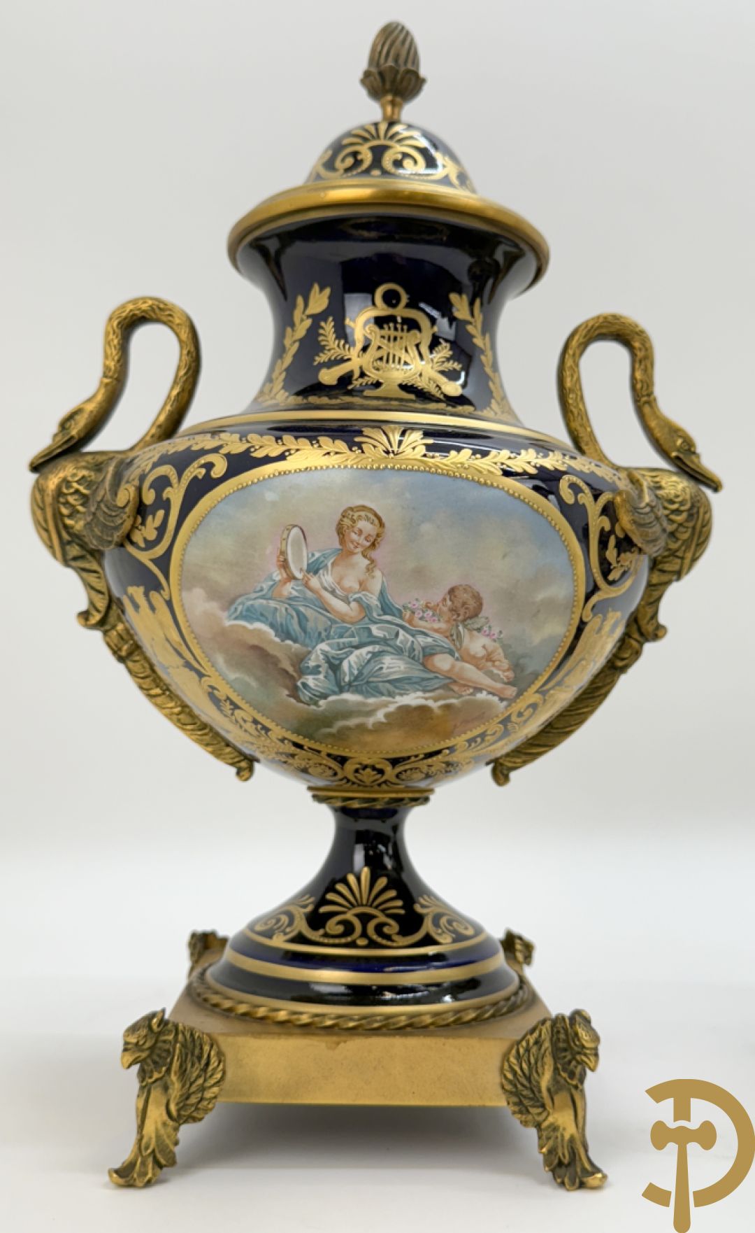 Paar porseleinen Sèvres cassolettes met handbeschilderd romantisch decor op blauwe fond, zijdelings met bronzen zwanen, Chateaux de Sceaux  gemerkt onderaan, Missant J. getekend