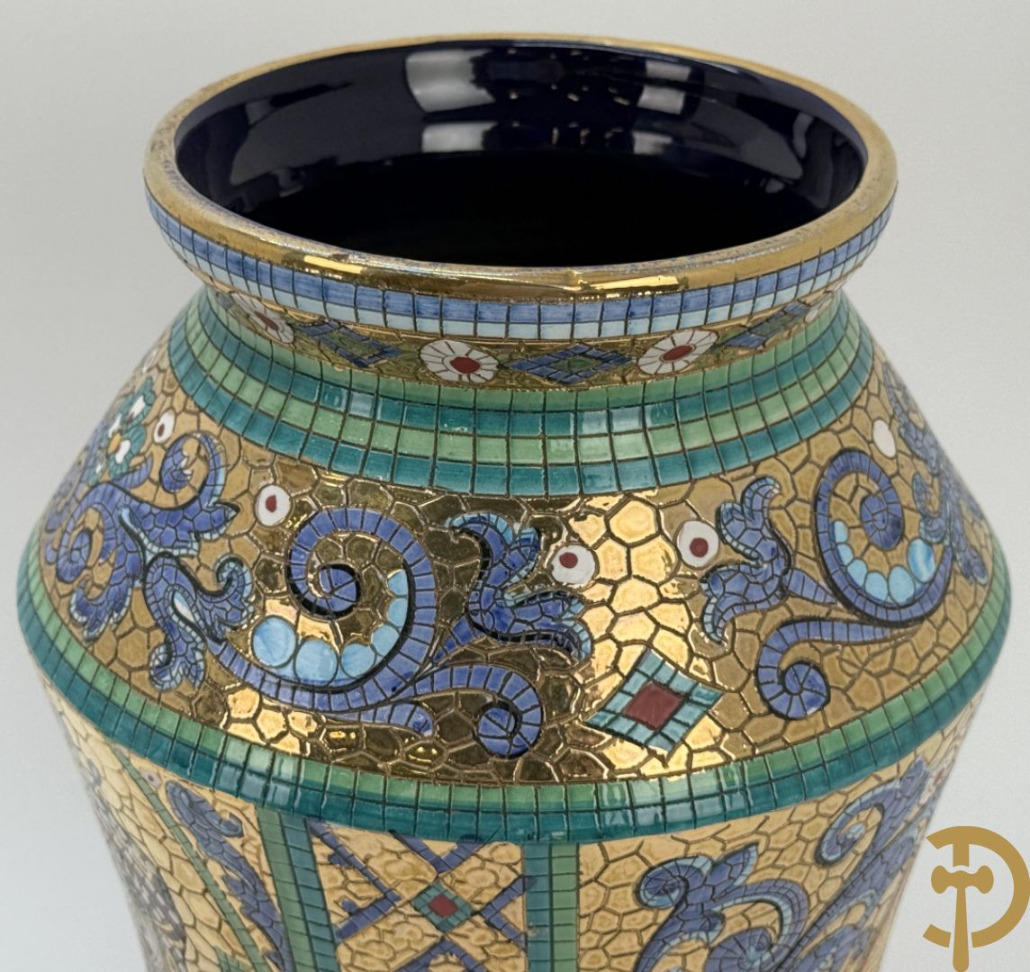 Twee Italiaanse vazen met verguld decor van personages en bloemenranken, Maioliche Deruta Italy 10005/45 en 10005/47