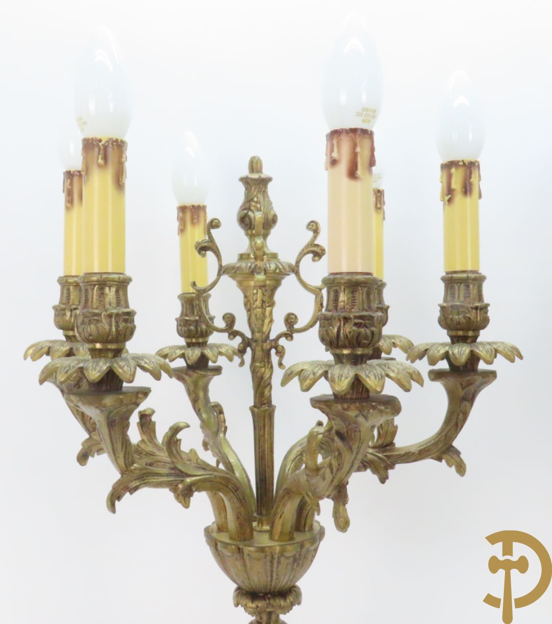 Paar bronzen kandelaars met dame houdende een toorts met 6 kaarsen