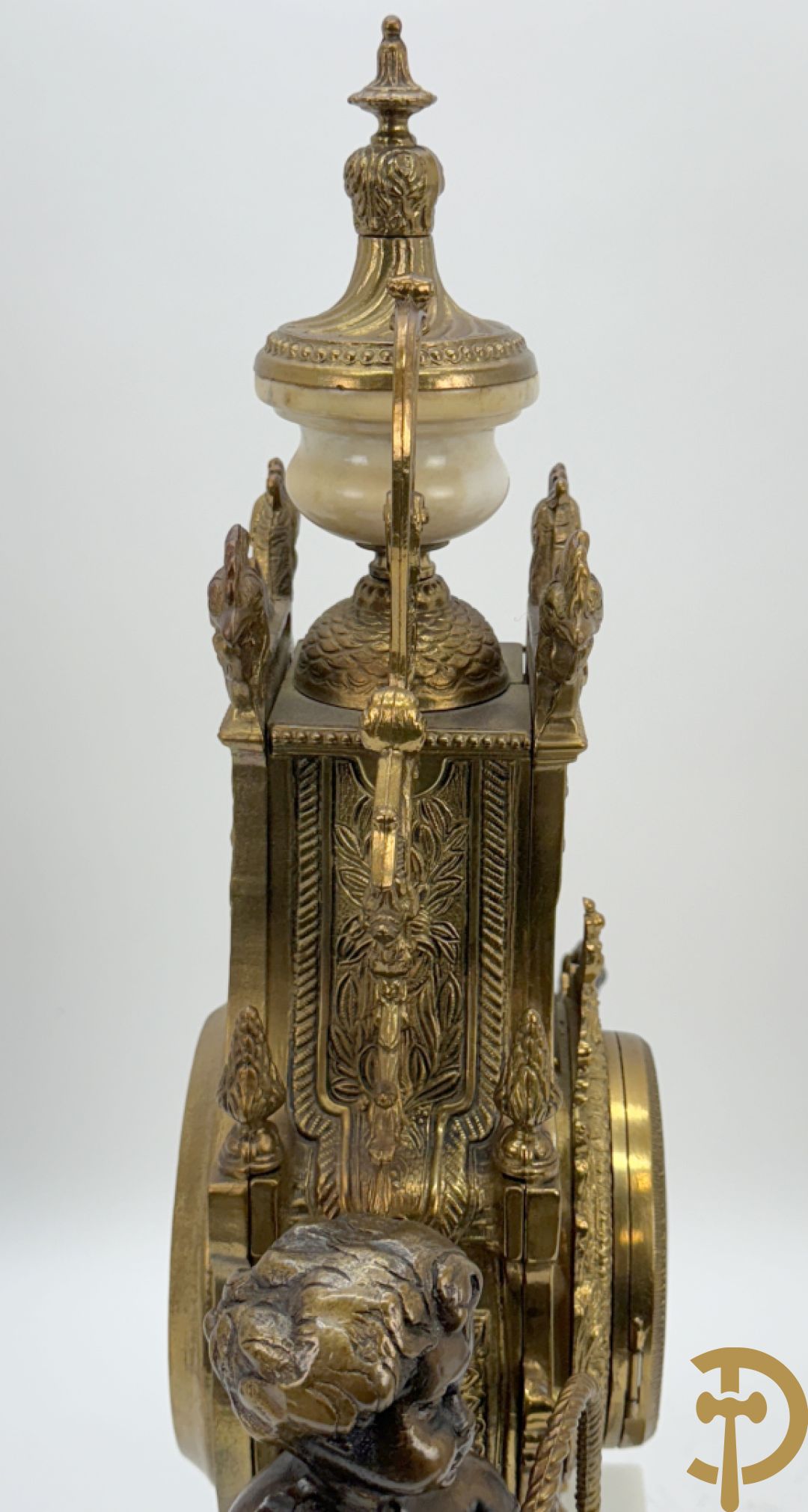 Driedelige koperen garnituur, centraal met harp geflankeerd door paar cupido