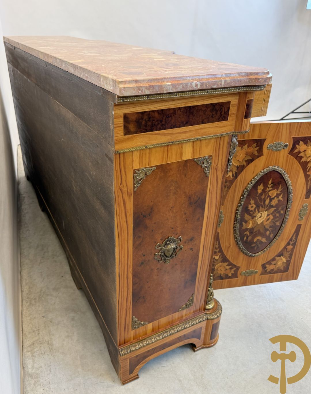 Notelaren driedeursdressoir met bloemenmarquetterie, bronsbeslag en marmeren blad