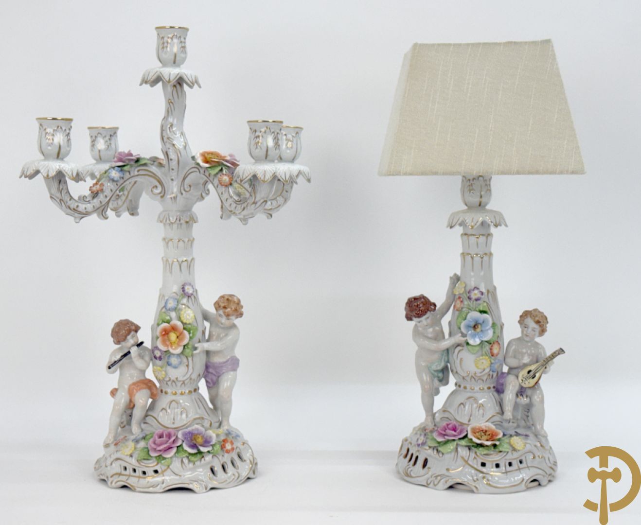 Porseleinen vijfarmige kandelaar met 2 cupido