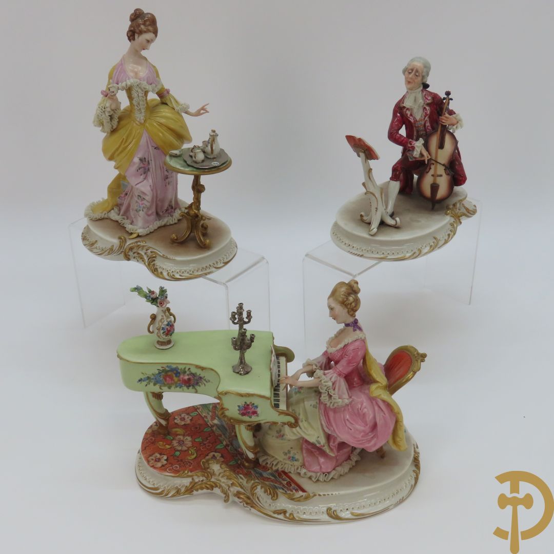 Drie porseleinen sierstukken 