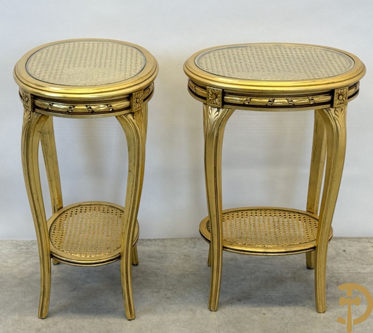 Paar vergulde Louis XVI bijzettafeltjes met cannage op voluutvormige poten