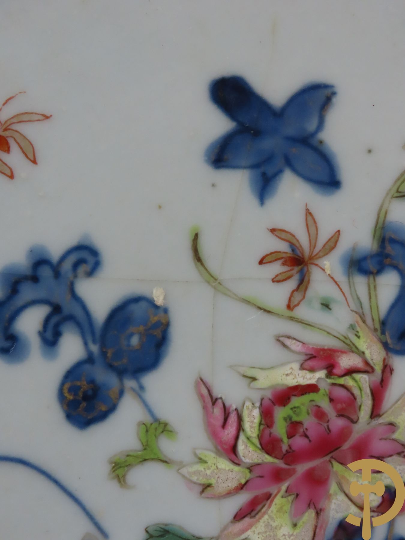 Acht Chinese porseleinen borden w.o. blauw/wit met bloemendecor, 2 blauw/witte borden, 2 Imari borden (1 met ster), 2 porseleinen borden met decor van bloemen in landschap en octagonaal bord