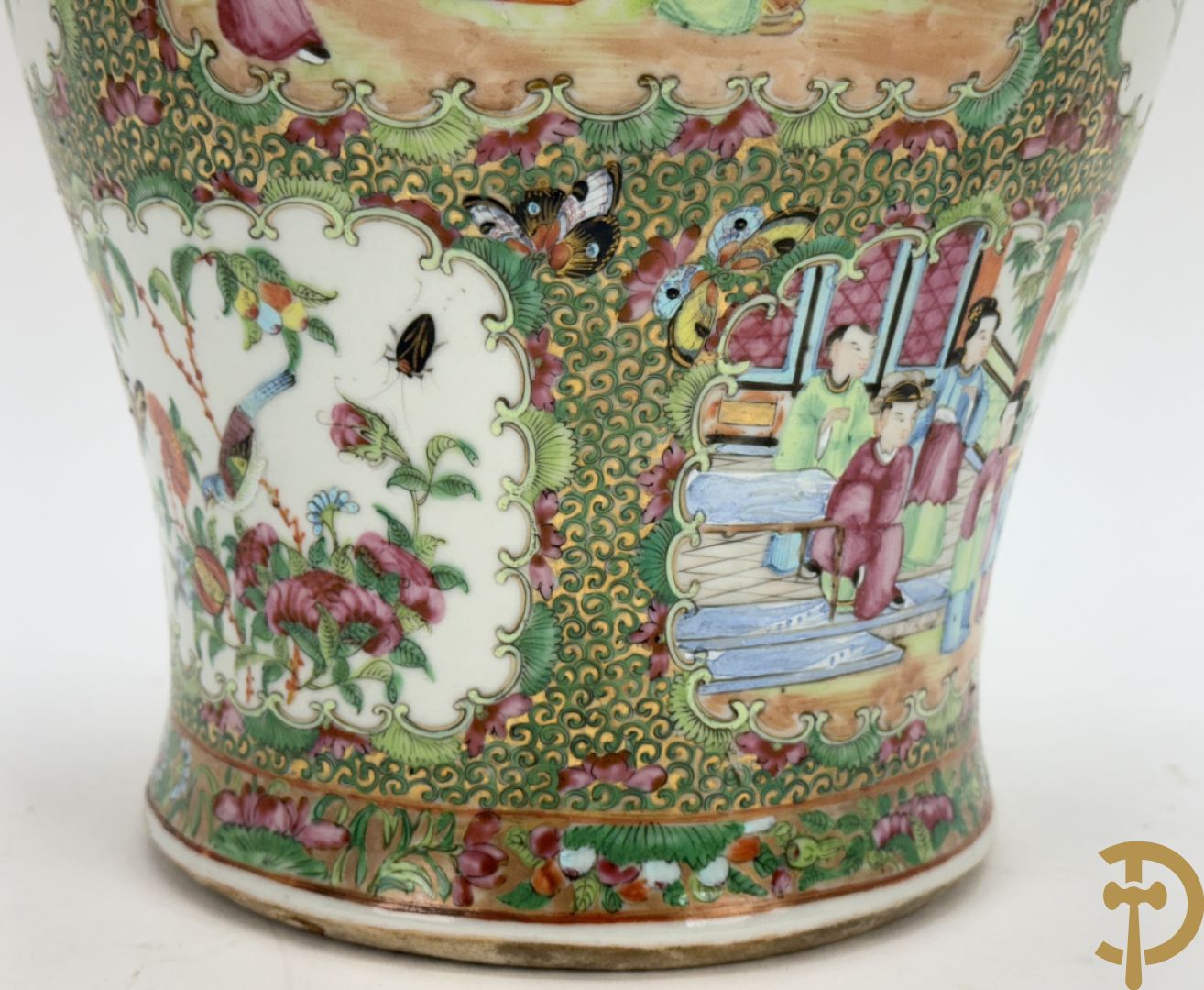 Chinese porseleinen Kantonvaas met geanimeerde taferelen, bloemen, vogel en vlinderdecor