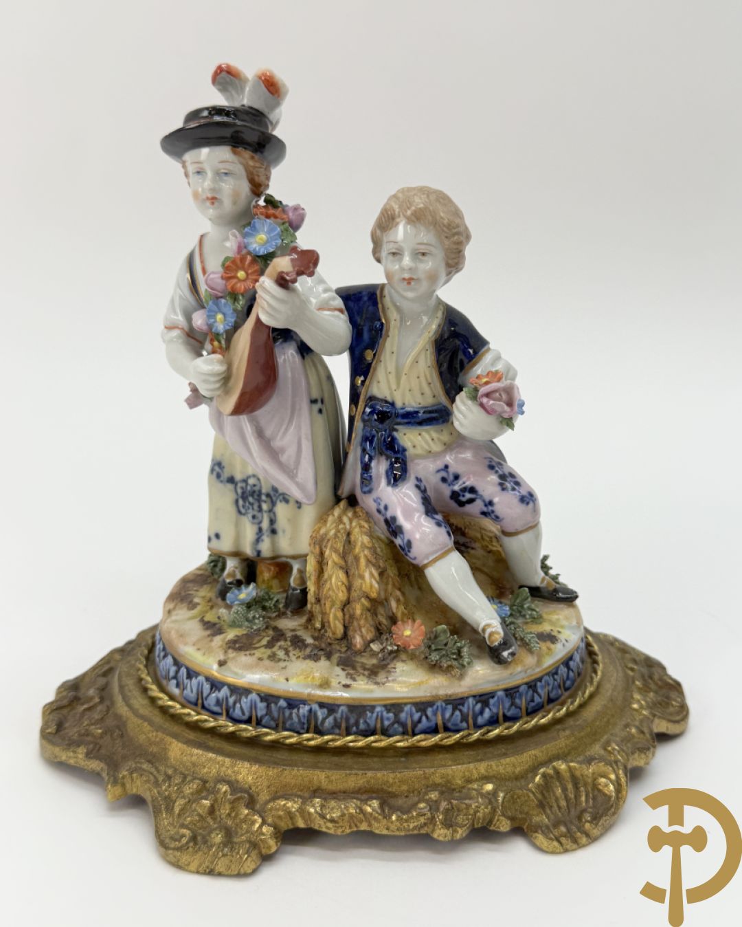 Paar gekleurde porseleinen sierbeeldjes op bronzen voet, Capo di Monte + 2 sierbeeldjes op bronzen voet