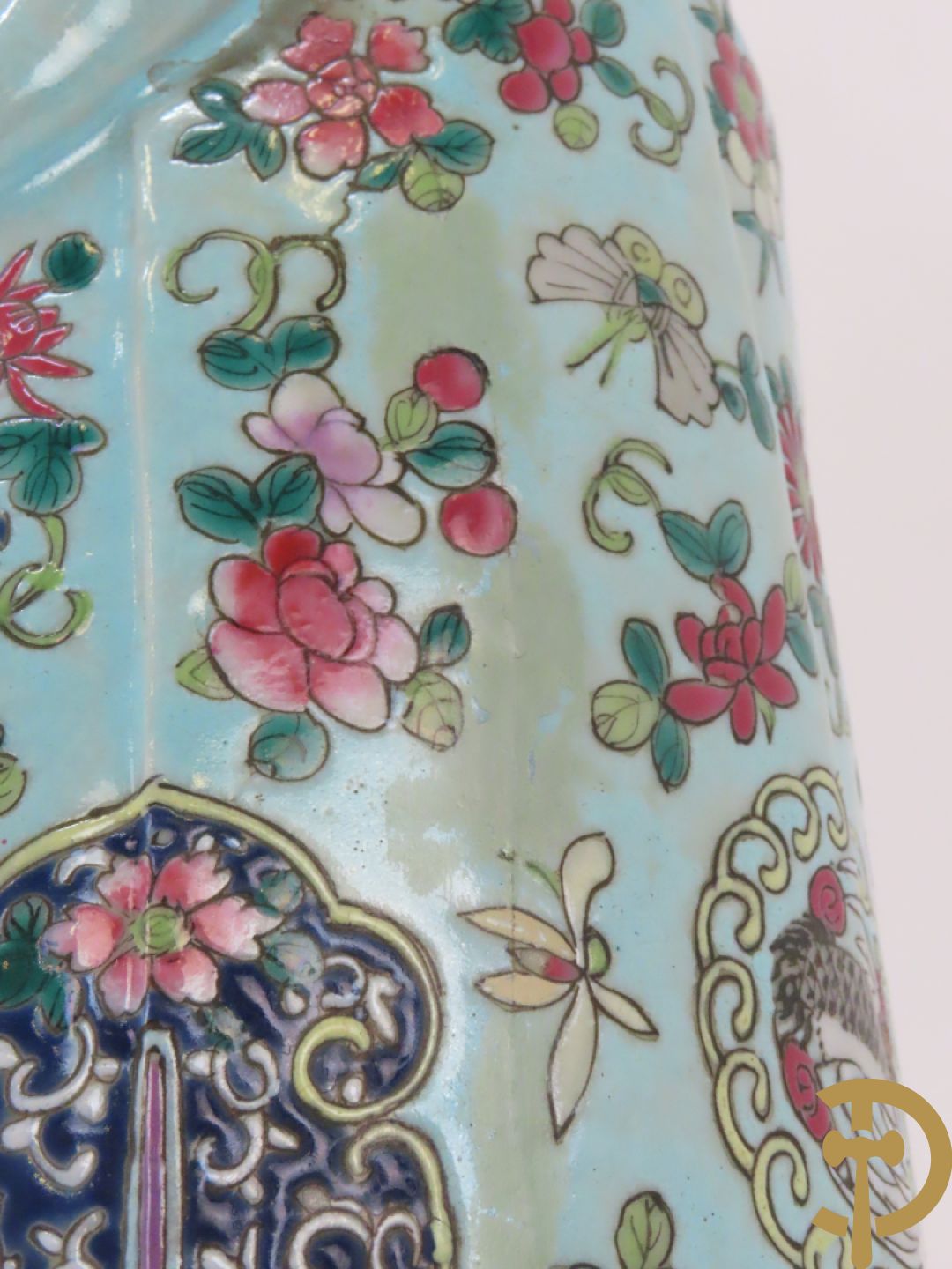 Chinese porseleinen wijsgeer dragende een kind