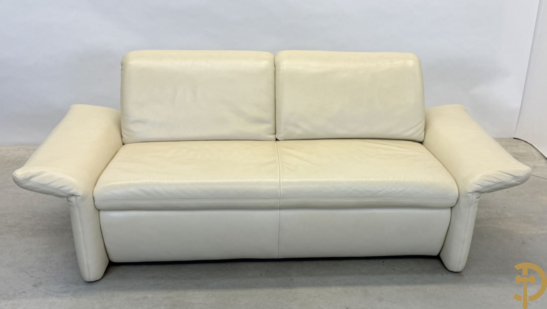 Salonensemble Koinor bestaande uit 3 elementen waarvan groot element met uittrekbaar voeteinde en twee tweezits