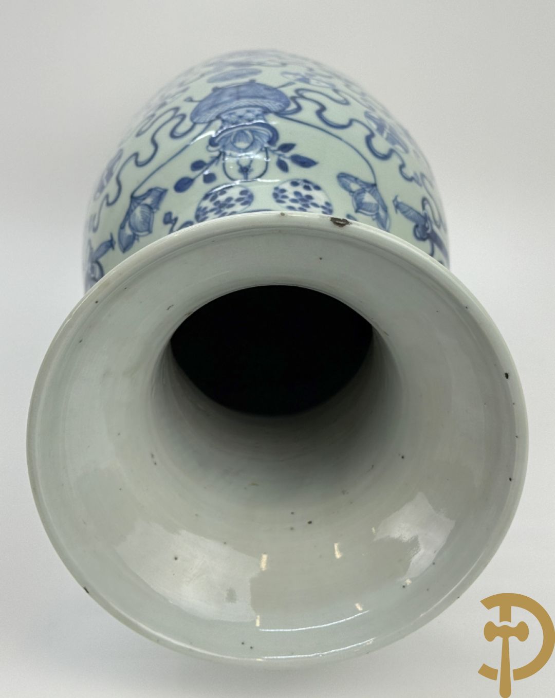 Chinese porseleinen celadon vaas met antiquiteitendecor