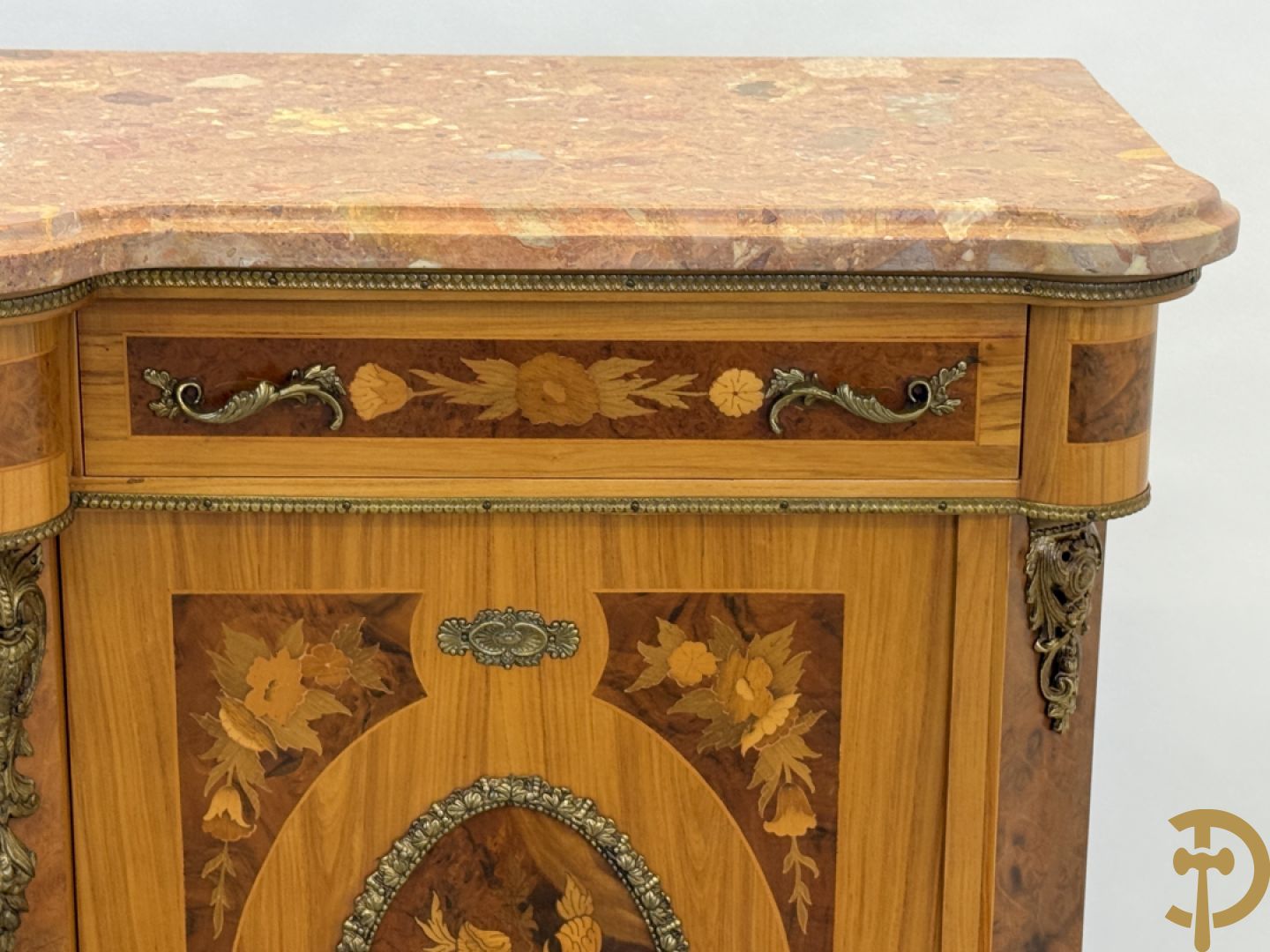 Notelaren driedeursdressoir met bloemenmarquetterie, bronsbeslag en marmeren blad