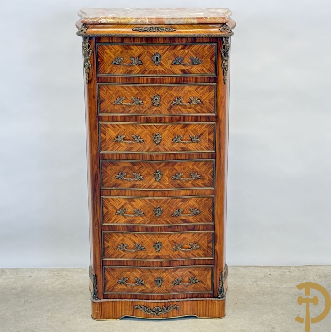 Gemarketteerde notelaren zevenladenkast bezet met bronsbeslag en marmeren blad