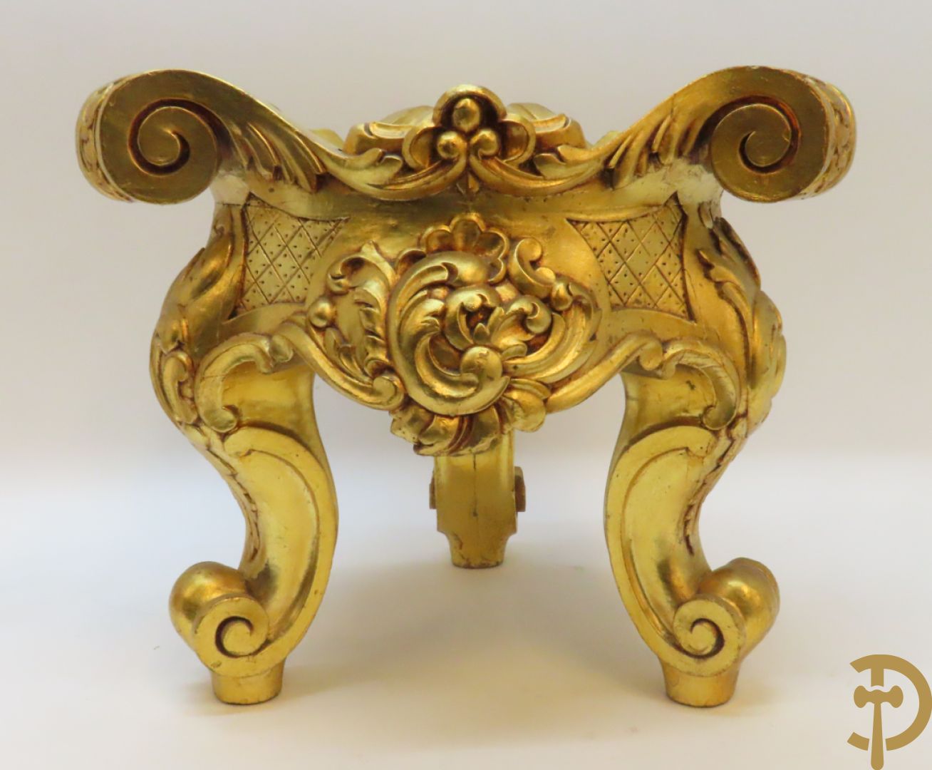 Twee vergulde sokkels met accanthusranken