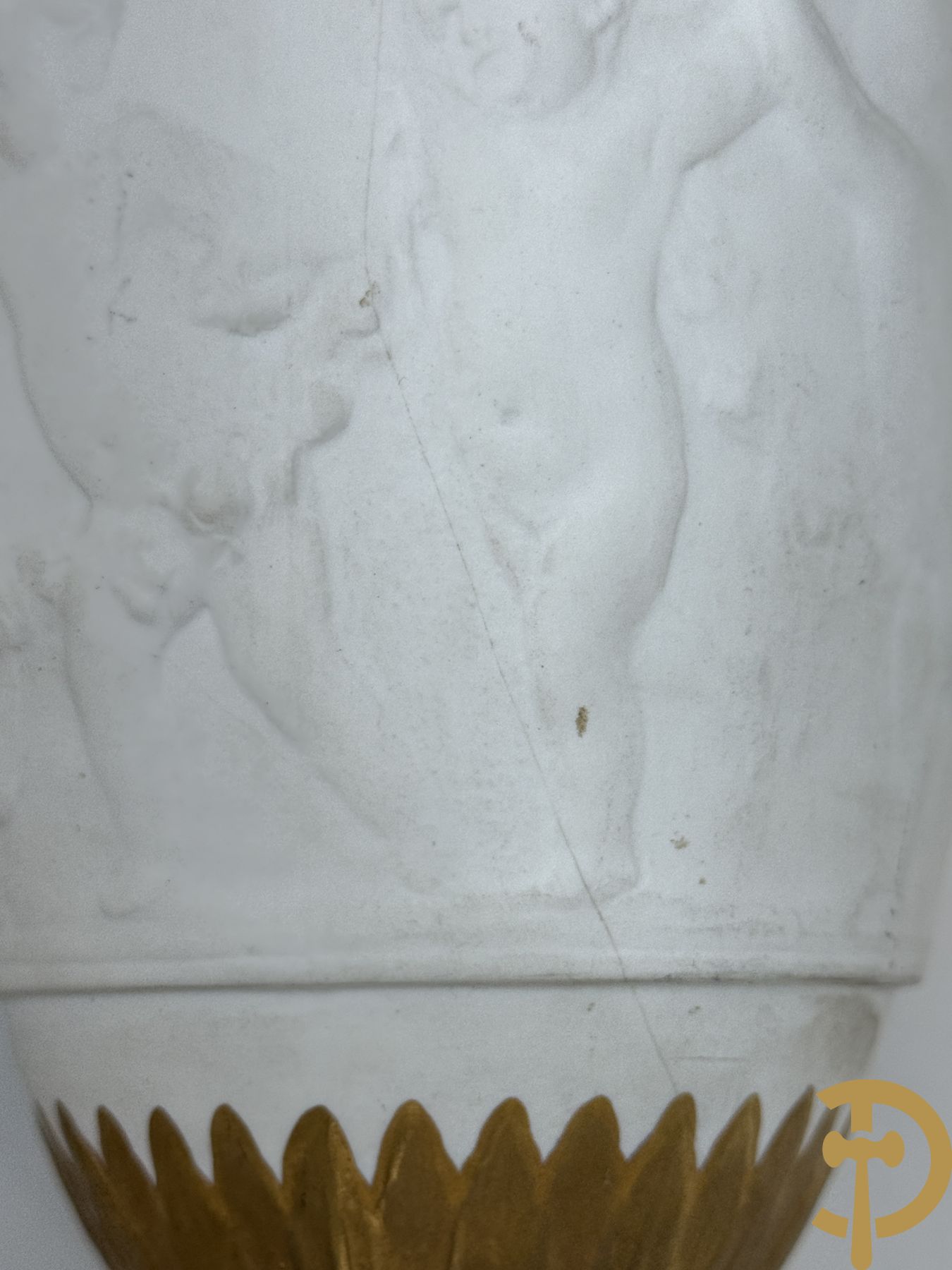 Paar porseleinen vazen met ramskoppen en basrelief van cupido