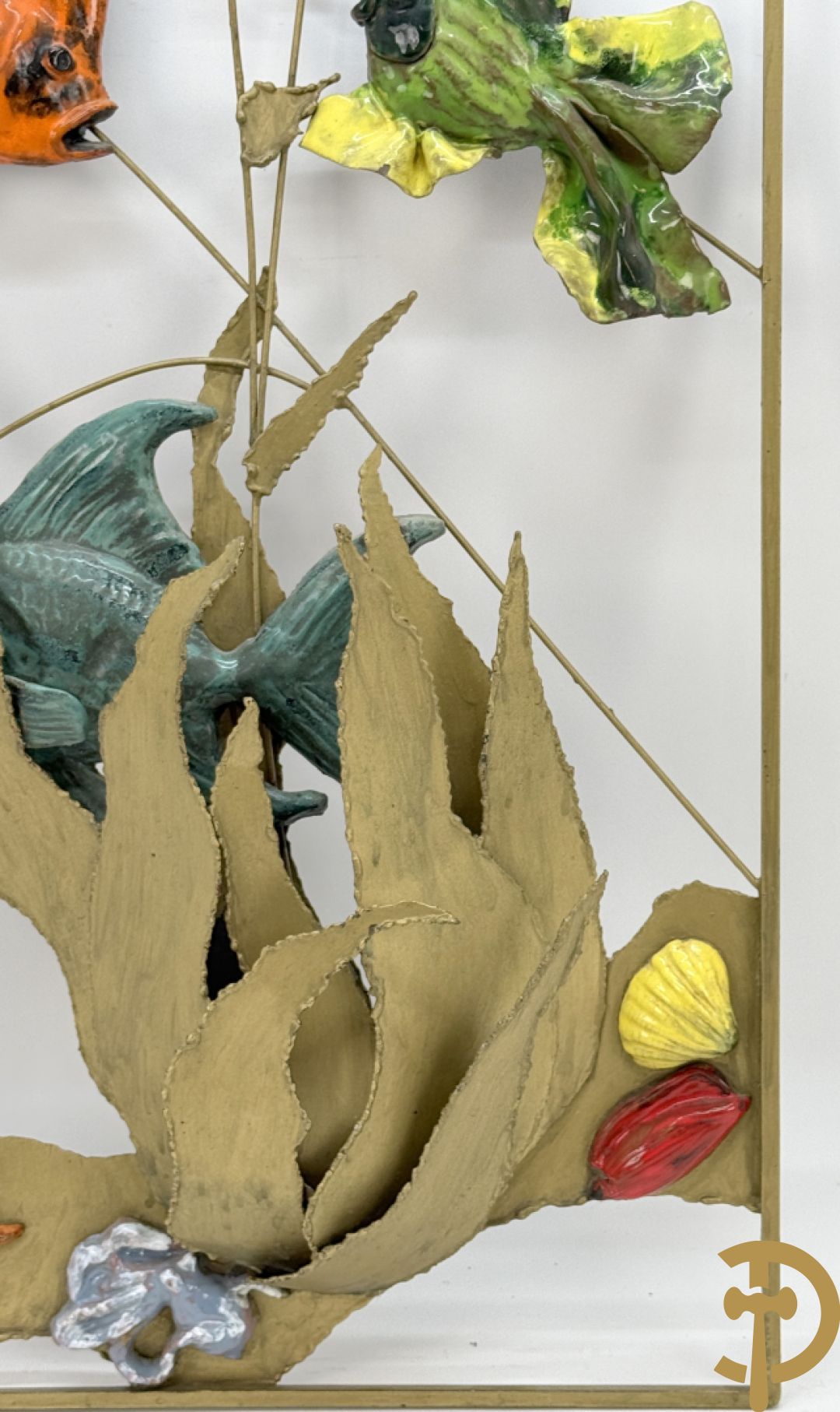 Smeedijzeren decoratief basrelief met keramieken vissen