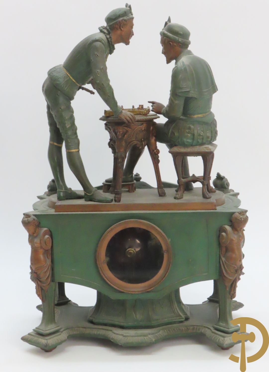 Driedelige kunstbronzen garnituur bestaande uit pendule met paar schakende edelheren, bezet met kariatiden - geflankeerd door paar driearmige kandelaars gehouden door 2 edelheren