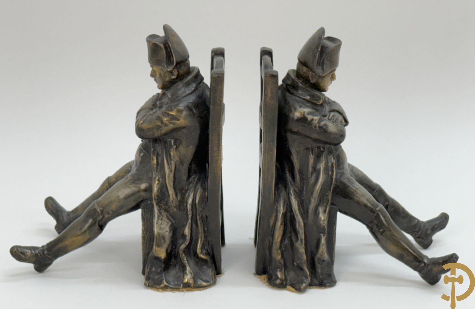 Paar boekensteunen met Napoleon zittend op stoel in zamak