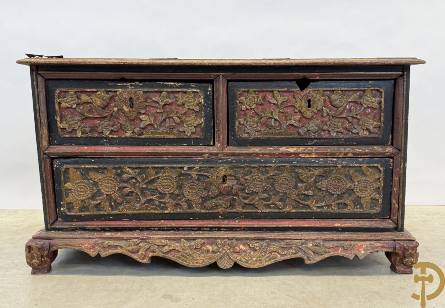 Indonesisch laag ladenkastje met sculptuur van accanthusranken en koperbeslag