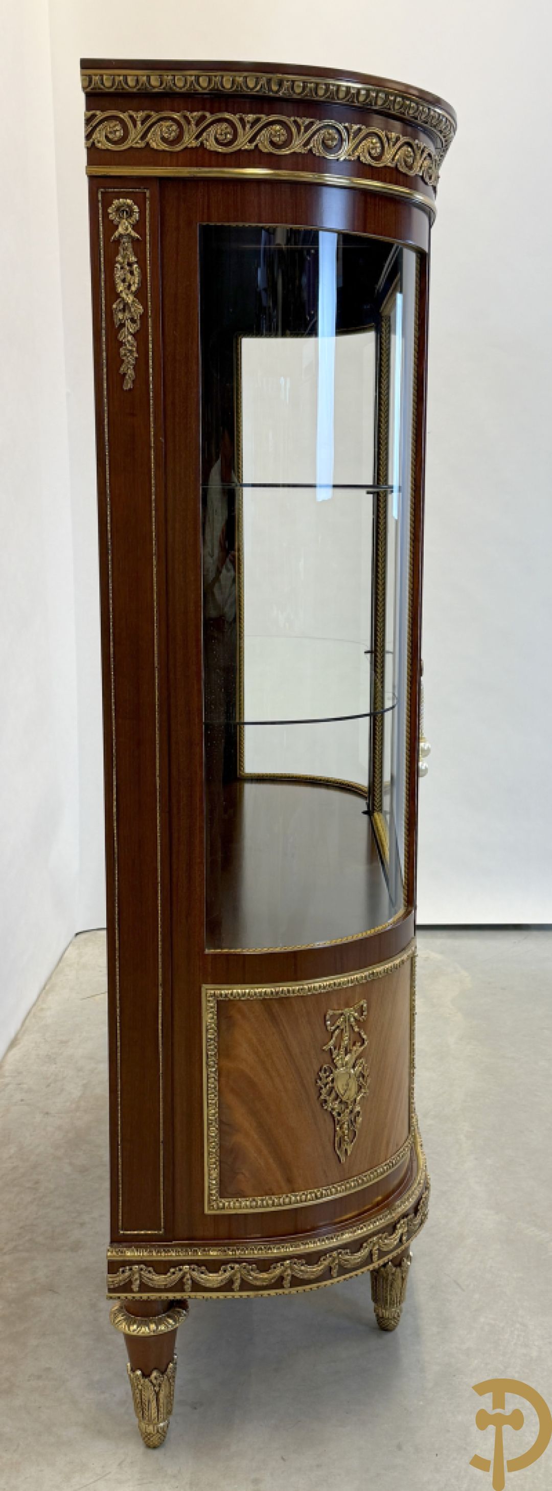 Notelaren vitrine met afgeronde zijkanten, bezet met bronzen plakkettes van dame en cupido