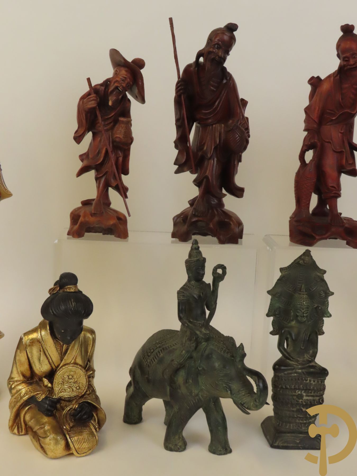 Aziatica bestaande uit bronzen zittende boedisatsvat onder boom, 2 bronzen olifanten met Indische figuren, bronzen zittende boedha, 4 Aziatische houtsculpturen van wijsgeren, Japanse dame in Satsumat en gipsen geknielde geisha