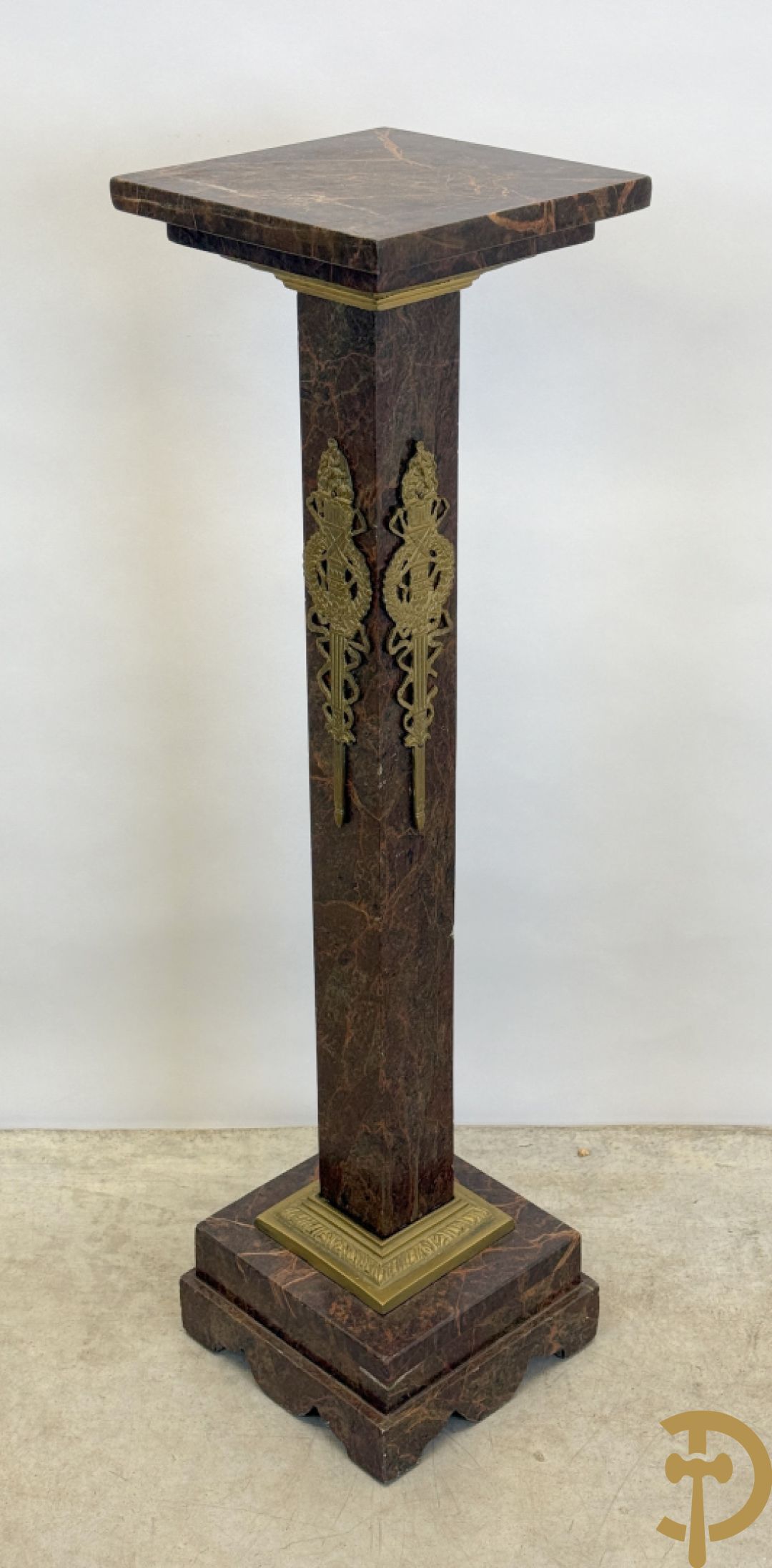 Bruin geaderde marmeren zuil met bronzen ornamenten