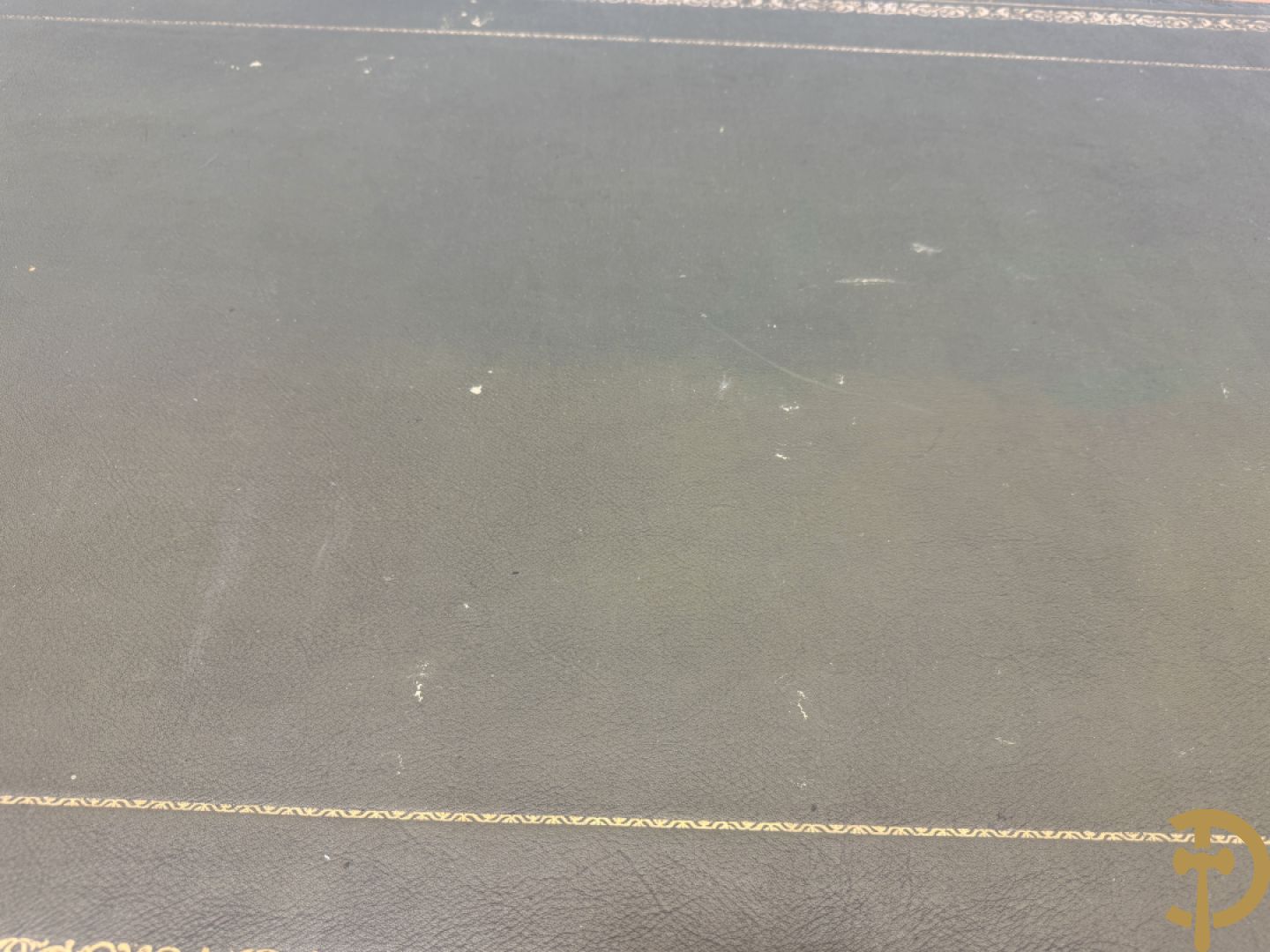 Notelaren Louis XV bureau met lederen blad, 3 lades  en bronsbeslag op voluutvormige poten