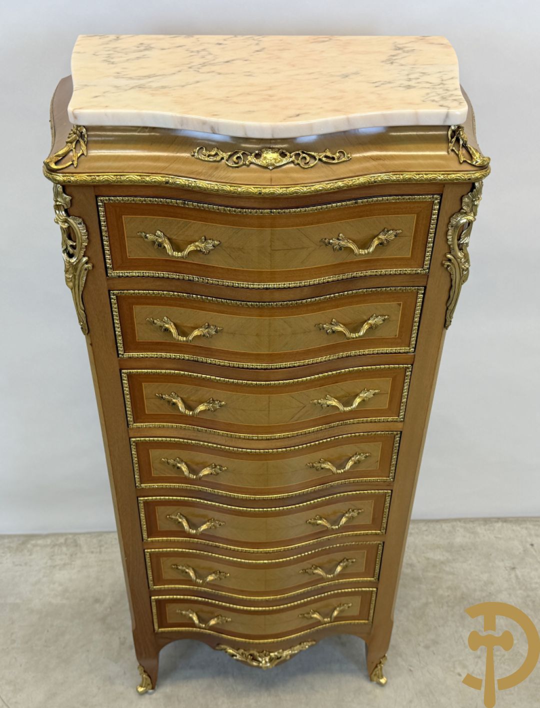 Notelaren zevenladenkast met bronsbeslag op voluutvormige poten - bovenaan marmeren blad