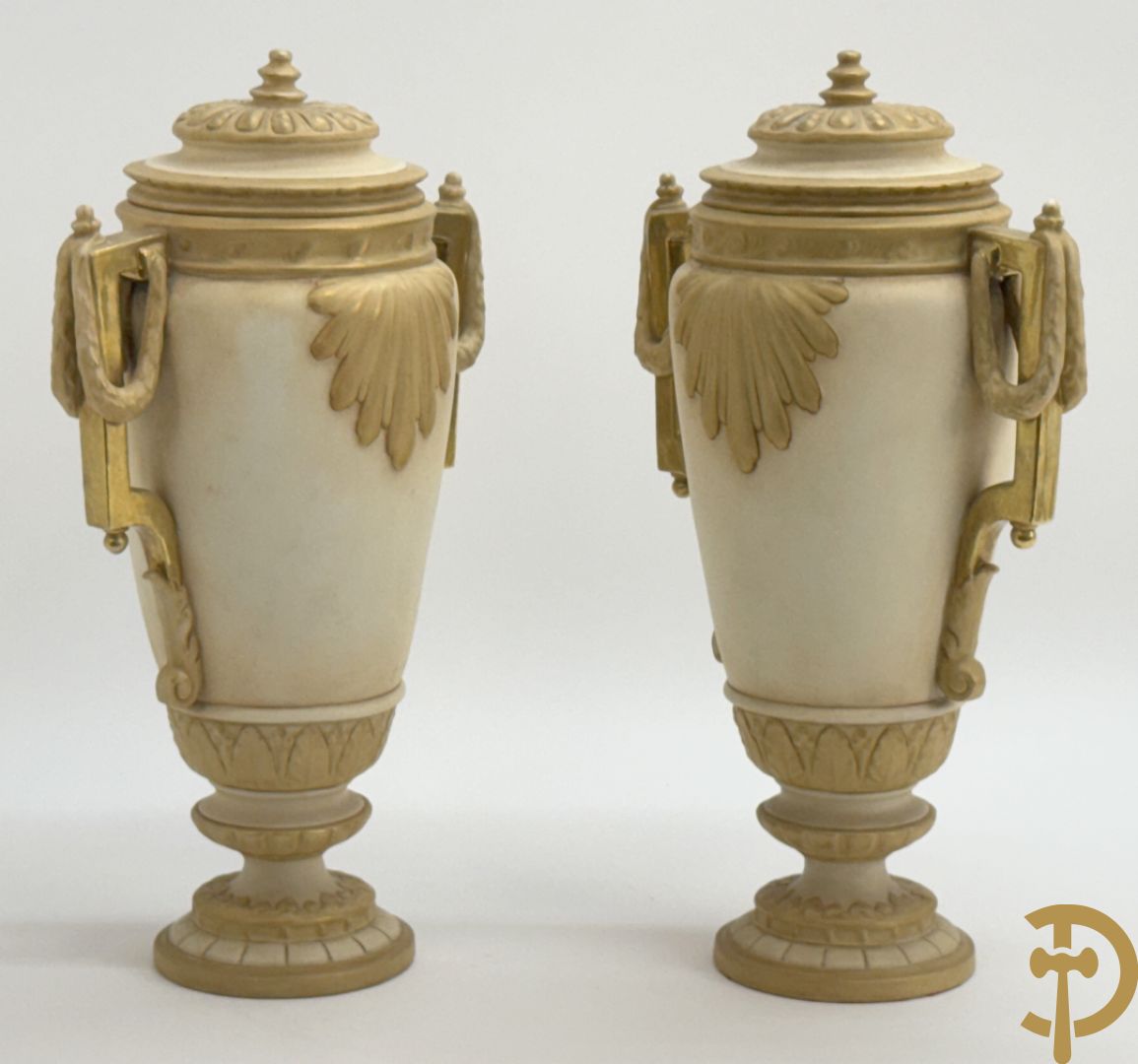 Paar Royal Dux vazen met guirlandes, Louis XVI stijl , nummer 5447