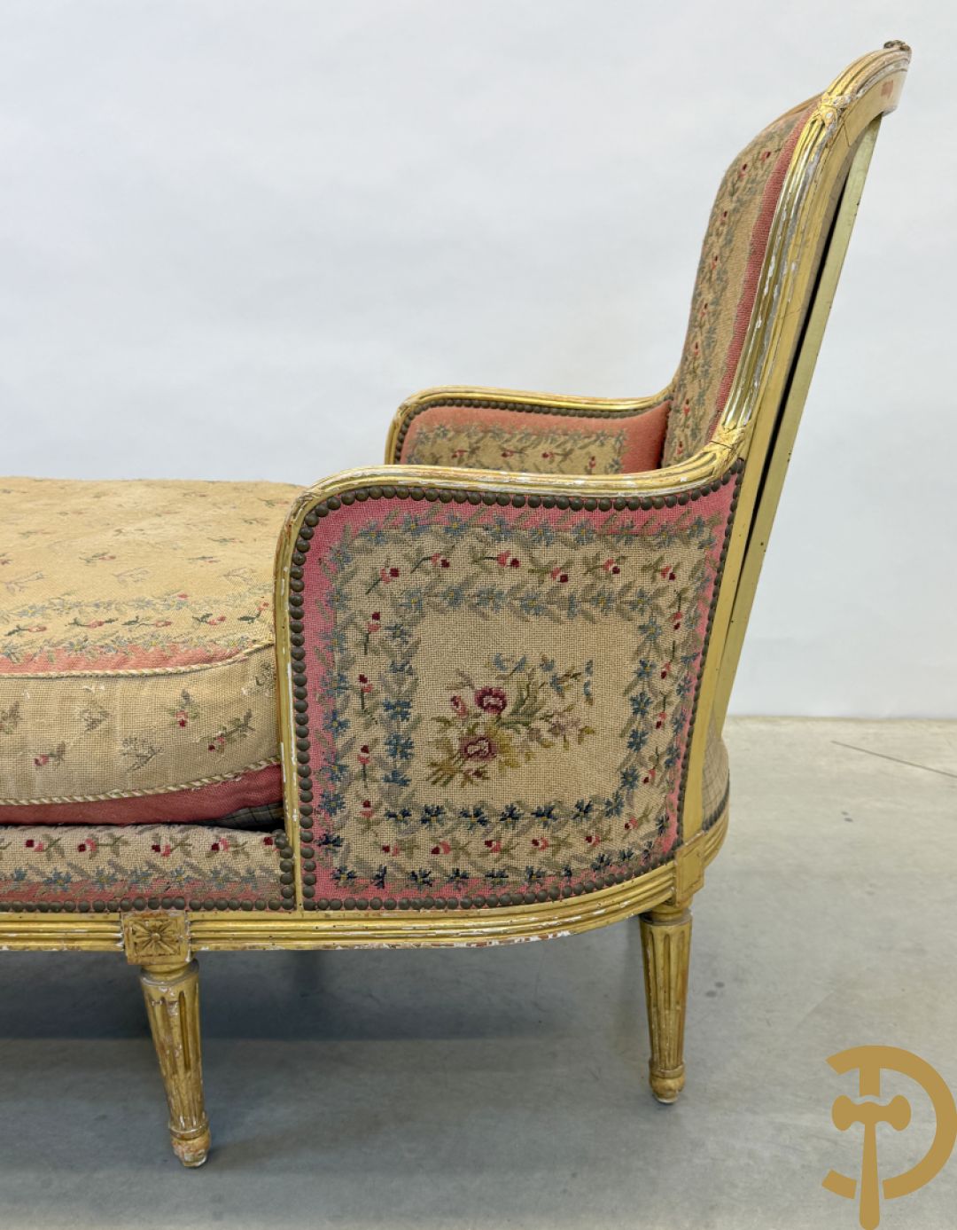 Vergulde Louis XVI chaise longue bezet met petit points met bloemendecor
