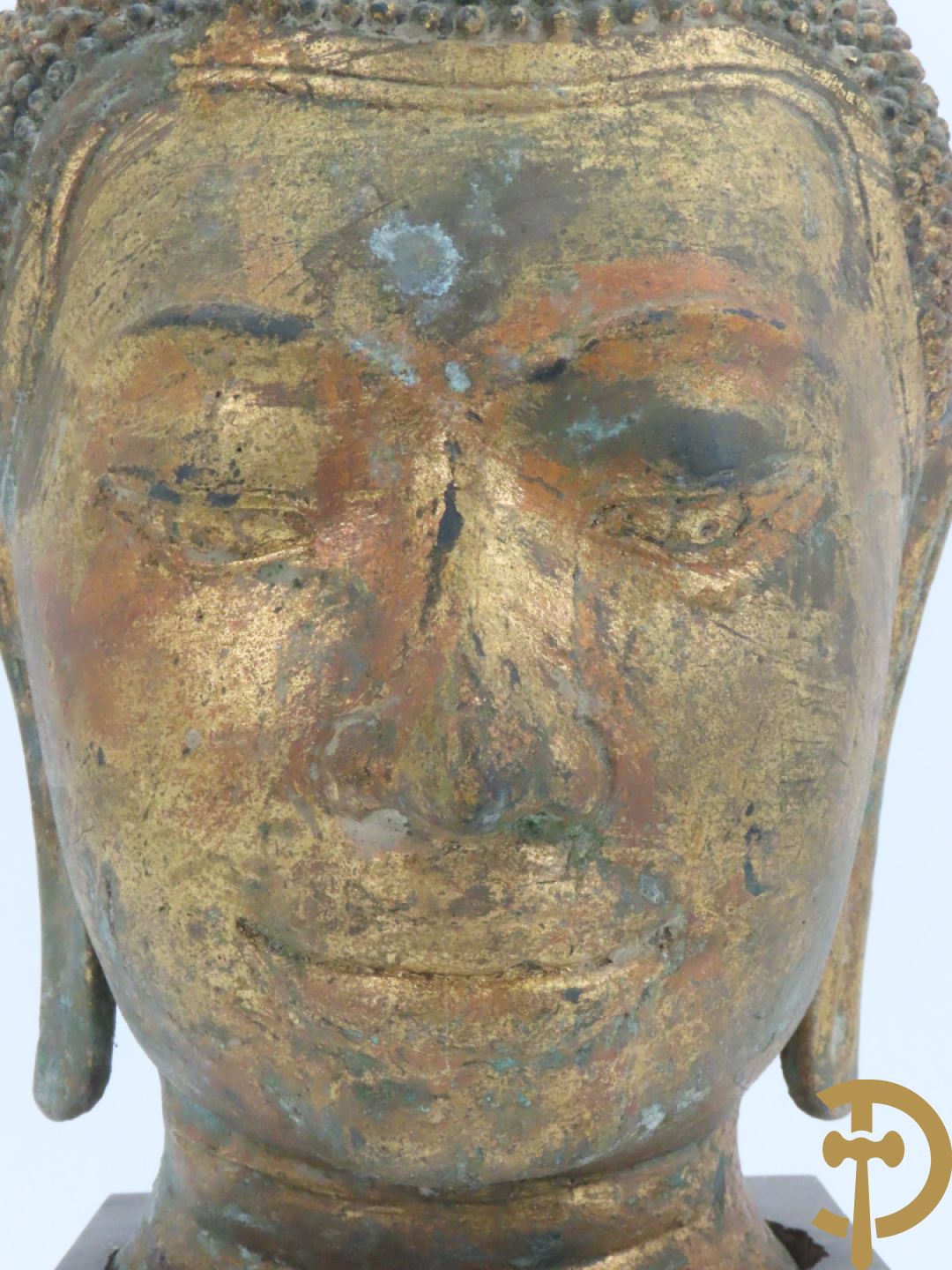 Koperen boedhahoofd op houten sokkel