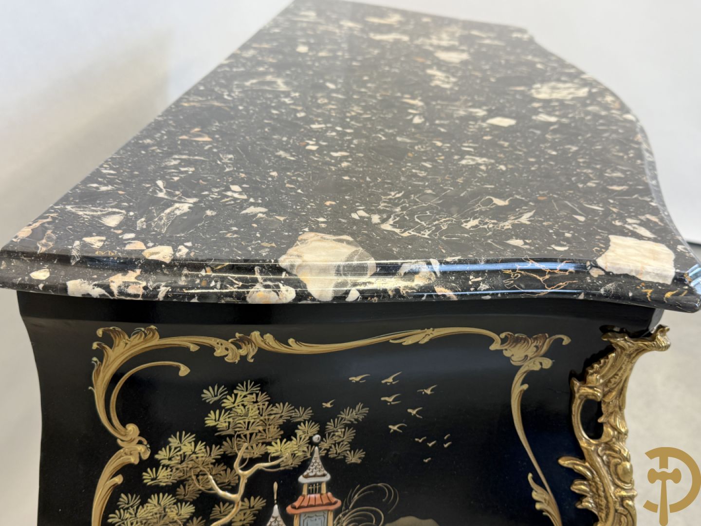 Zwartgelakte gebuikte tweeladencommode met Chinoiserie decor en marmeren blad